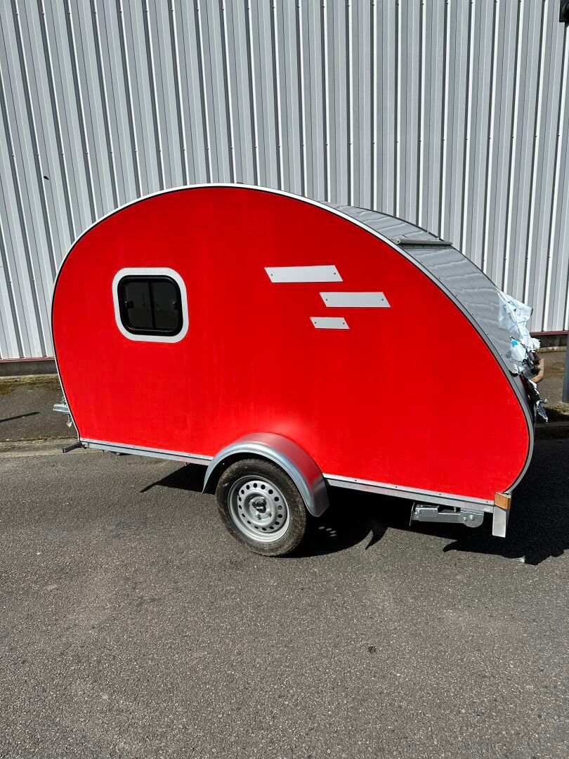 Null 迷你大篷车品牌 TINY CAMP - "LA BRICOLE "拖车，红灰相间，单轴，AL-KO 底盘，型号 ZUGD/3。 它有一个侧门，后部有一&hellip;