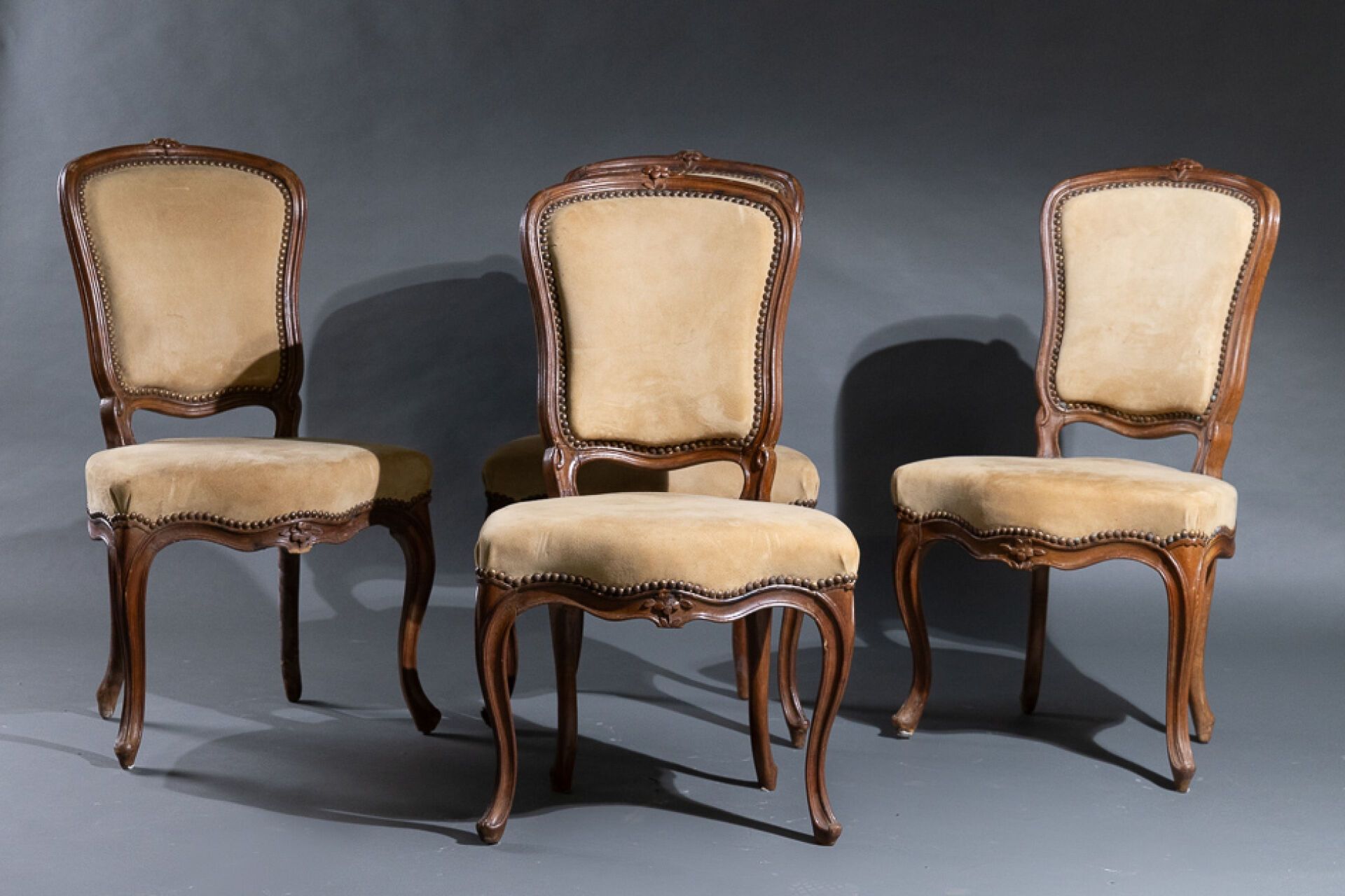 Null Suite de quatre chaises cabriolet en bois mouluré et sculpté à décor floral&hellip;