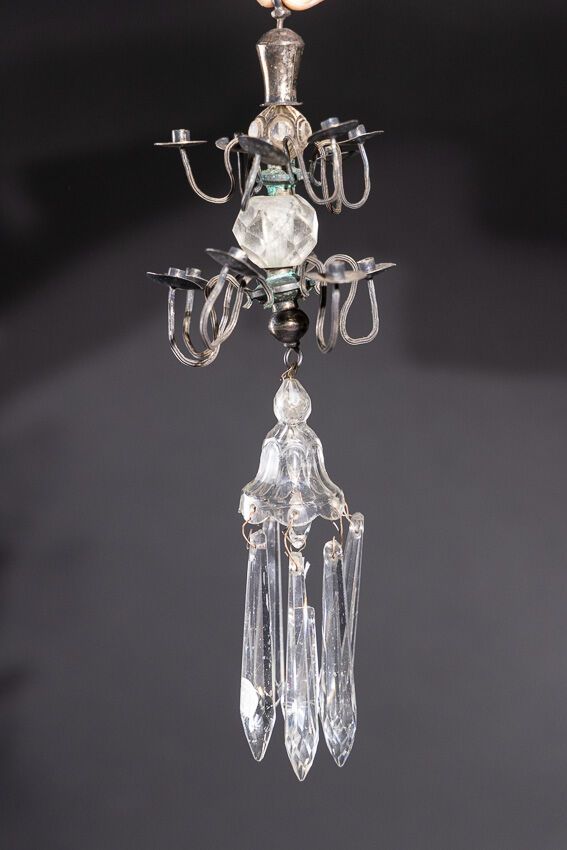 Null 银质小吊灯，带水晶吊坠和两层十二盏灯（两个吊坠缺失，小事故）。 
荷兰，17 世纪。 
高度：24 厘米24 厘米 - 毛重：125.40 克
这种款&hellip;