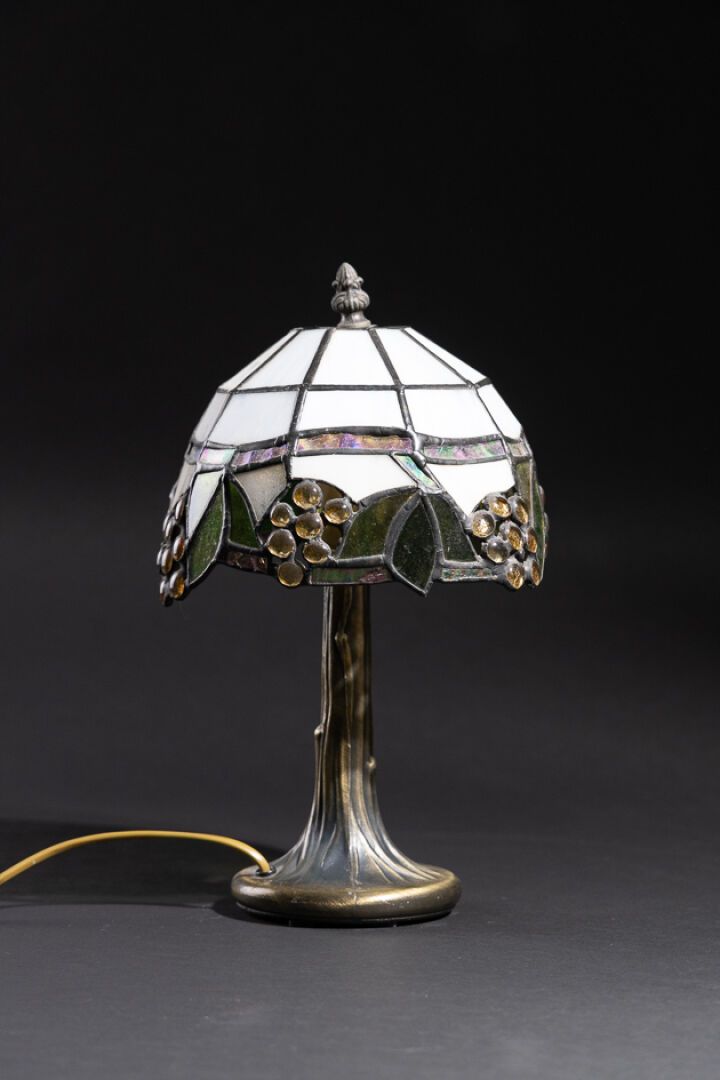 Null Lampe style "TIFFANY". 
Lampe en métal galvanisé, l'abat-jour à vitraux pol&hellip;