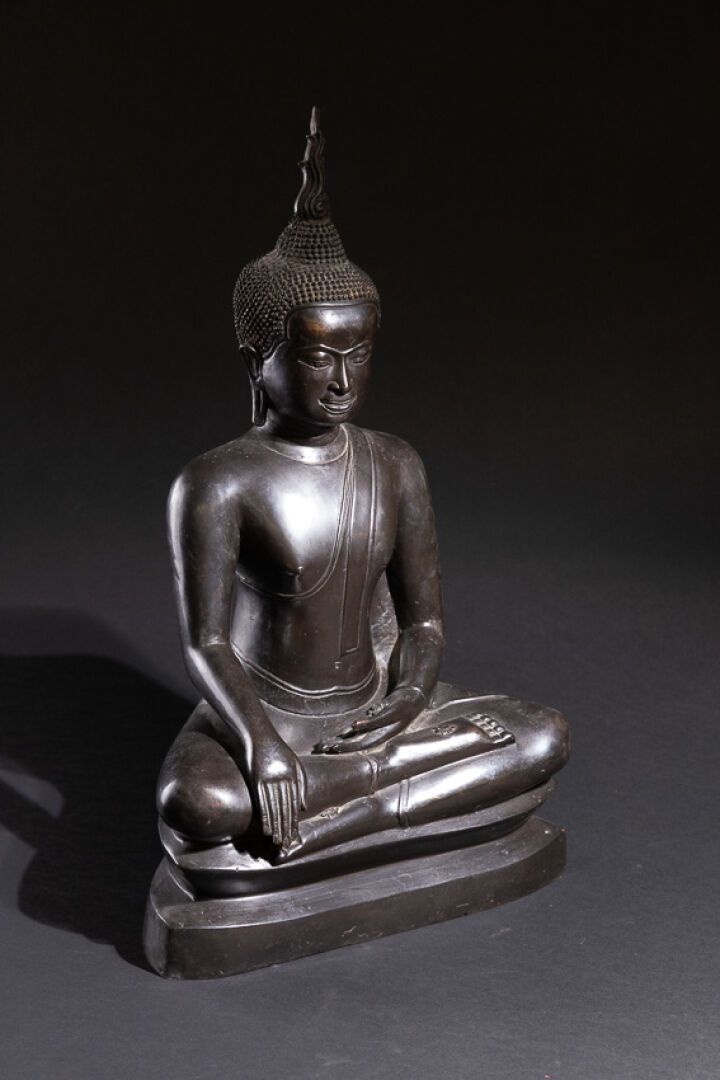 Null Bouddha en bronze à patine noire.
XXe siècle.
Haut. : 54 cm.