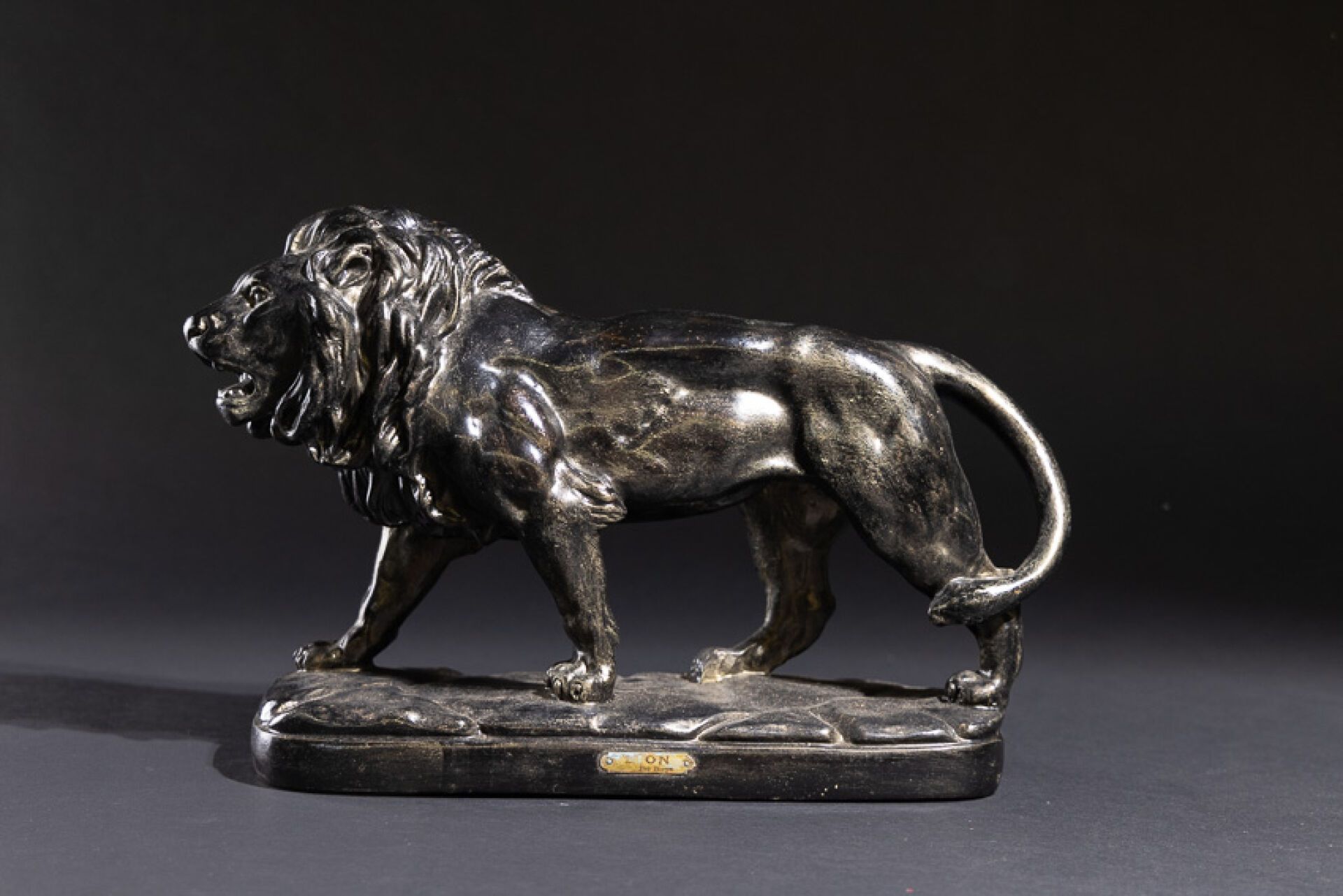 Null 让-尤斯图姆（Jean JUSTUM）（生于 1946 年），巴里耶风格。
行走的狮子。
石膏雕像，青铜色。
高：24 厘米 - 长：30 厘米 - &hellip;