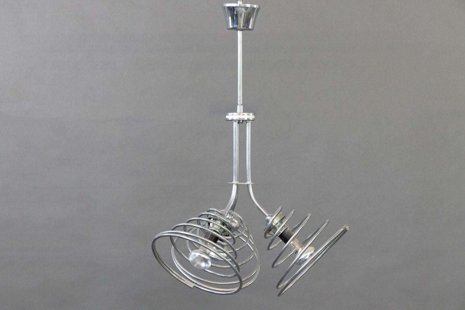 Null 镀铬金属悬挂灯，有三个倾斜的灯臂和弹簧式灯罩。 
约 1980 年制造。 
高度高度：67 厘米
