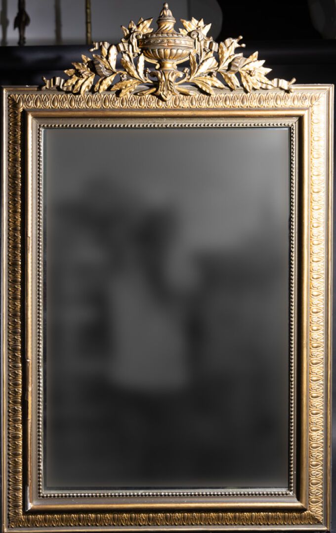 Null Miroir rectangulaire en bois stuqué doré à fronton à cassolette, décor de f&hellip;