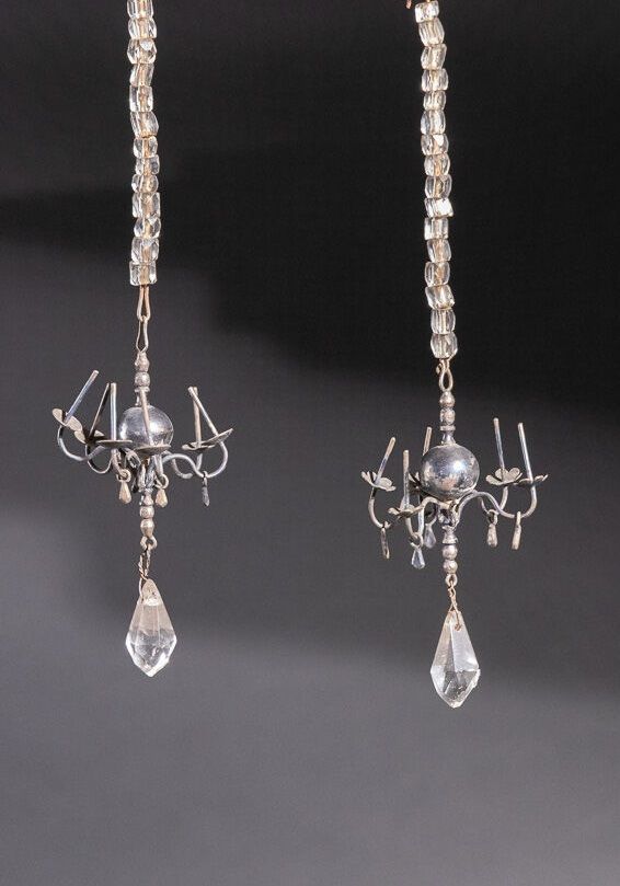 Null 一对带水晶吊坠的银质小吊灯（小意外）。 
荷兰，17 世纪。 
高19 厘米高
可在小型个人祭坛或娃娃屋中找到模型。 

由 Stanislas LE&hellip;
