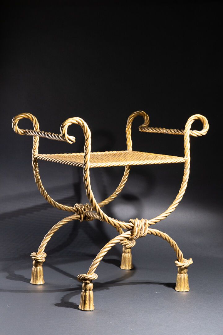 Null 镀金金属曲凳，仿绳腿，饰以流苏。
20 世纪。
高度高度：61 厘米
座椅尺寸：高47 厘米 - 长度：39 厘米 - 宽度：35 厘米。