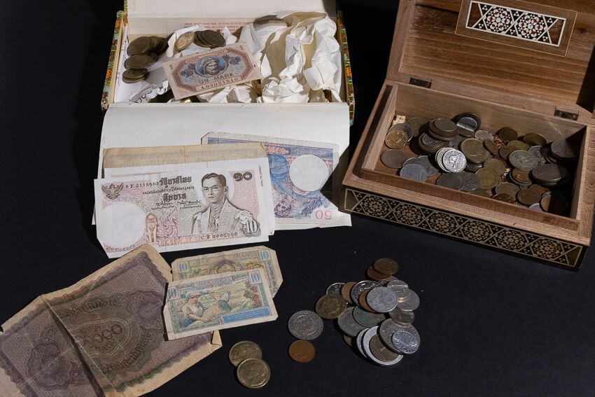 Null Set aus Metallmünzen und mehreren zerlegten Banknoten.