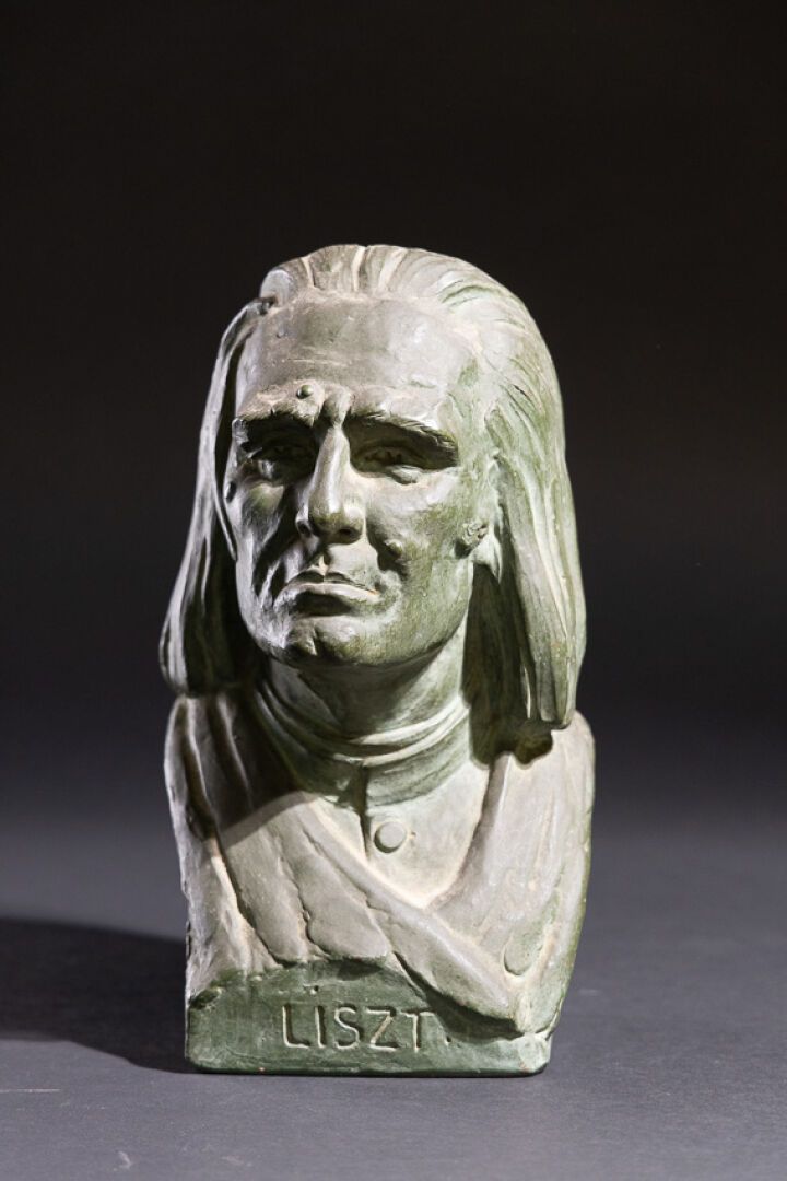 Null M. BOURAINE (XX secolo). 
"Liszt". 
Busto in terracotta con patina verde, f&hellip;