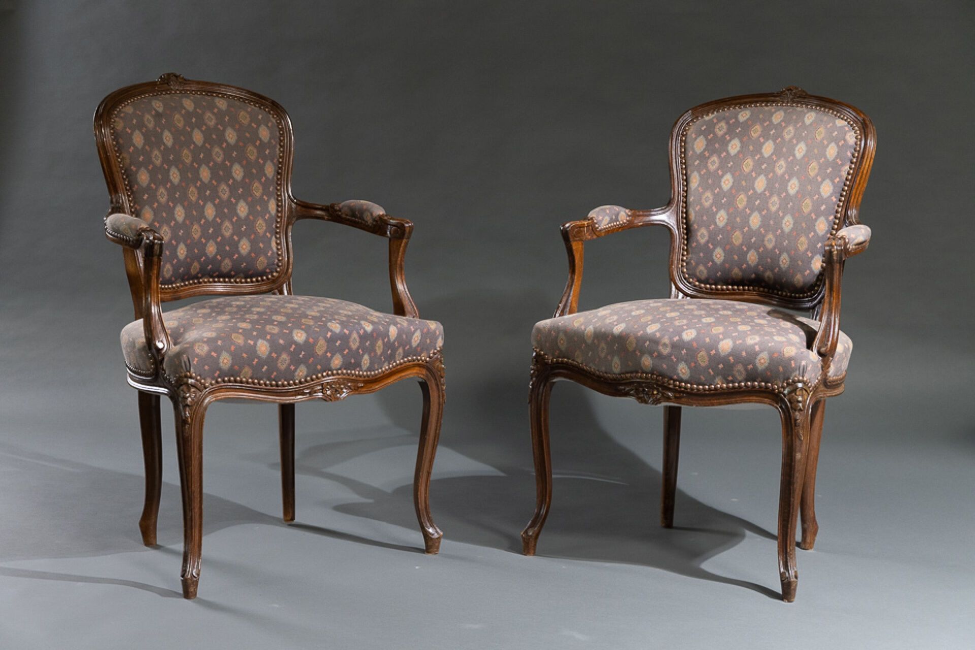 Null Salonmöbel, bestehend aus einem Paar Sessel und drei Cabriolet-Stühlen aus &hellip;