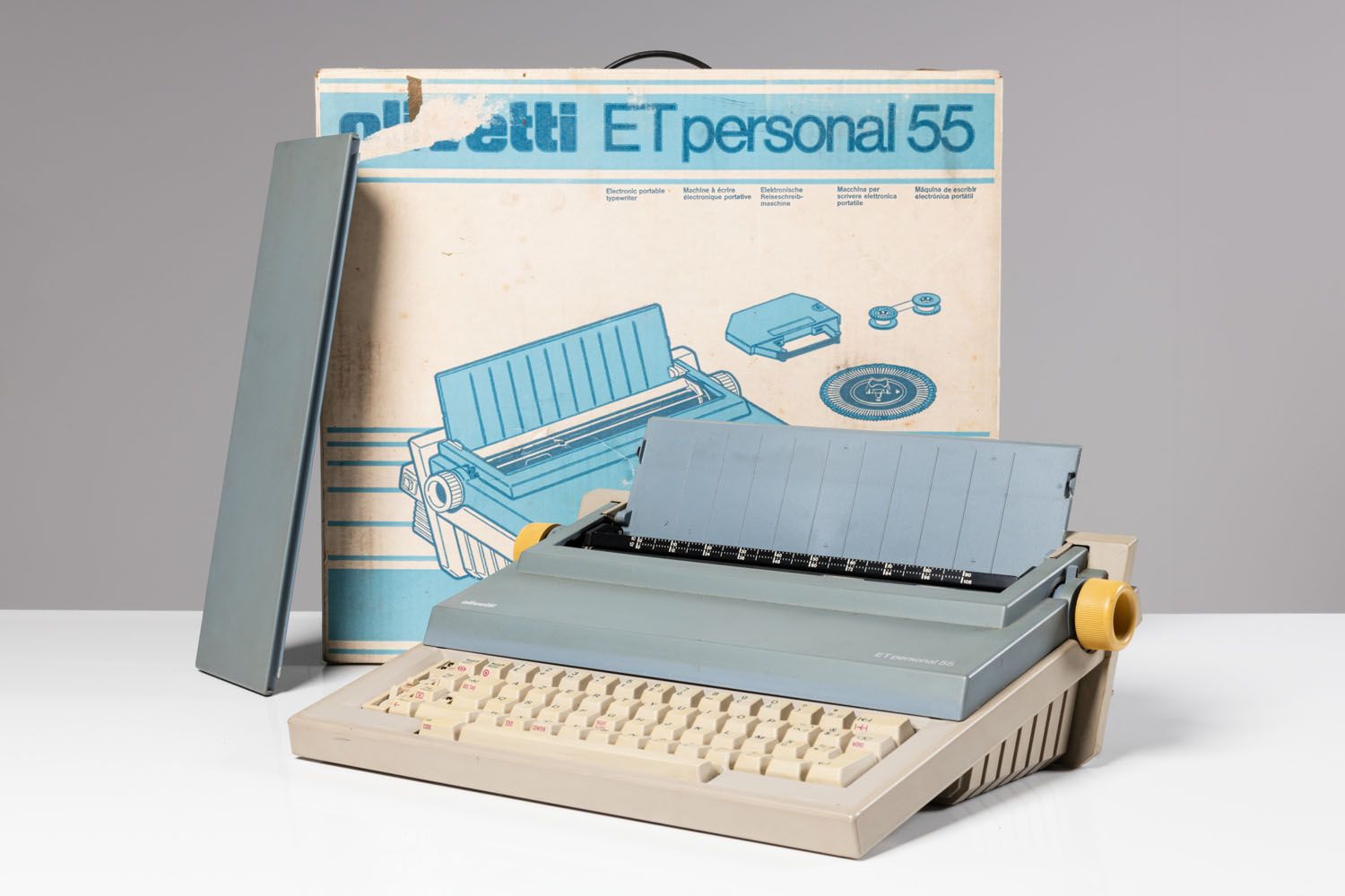 Null olivetti / Mario Bellini

ET personal 55

Typewriter, blue-grey plastic bod&hellip;