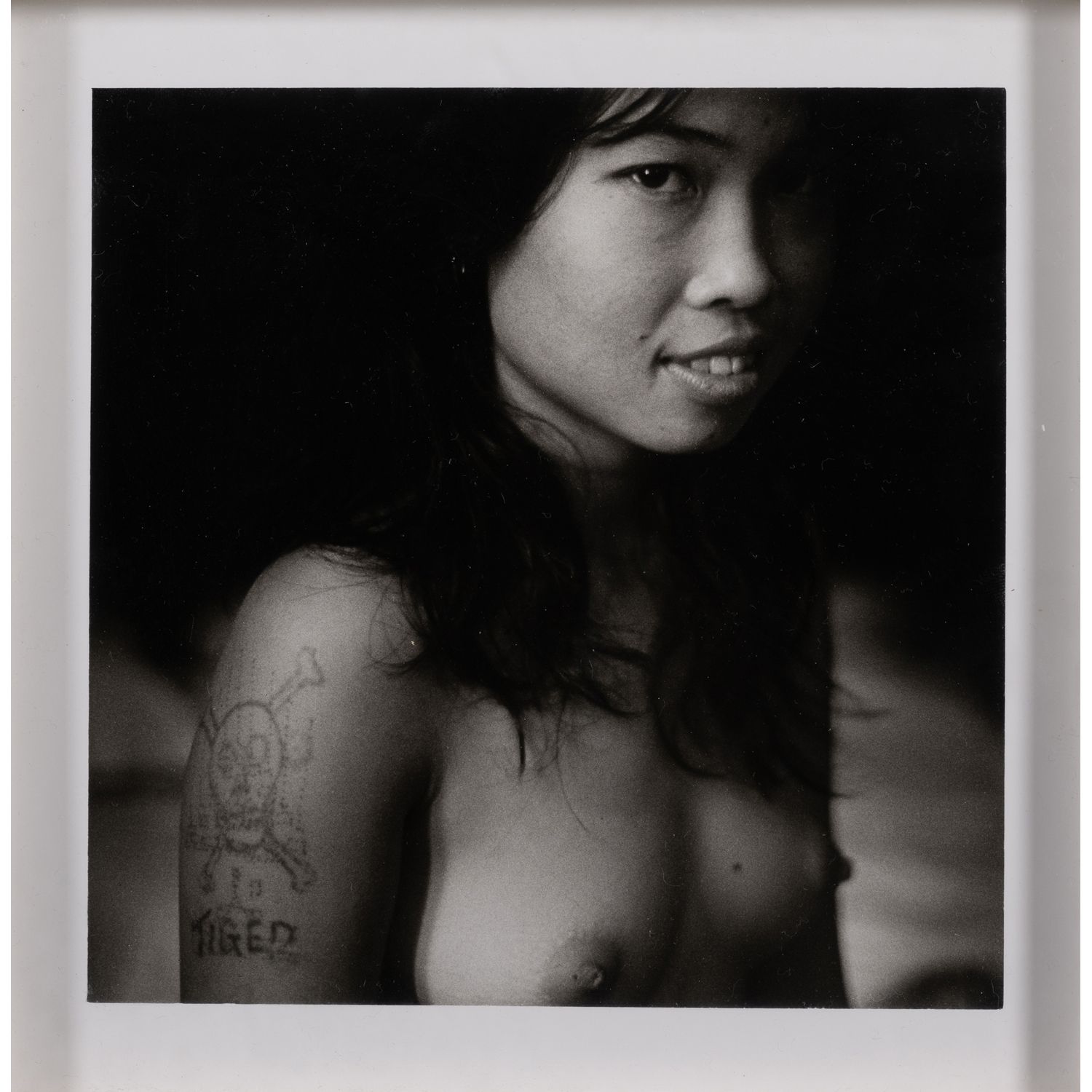 Null 马克斯-帕姆（生于1949年

曼谷，有纹身的女孩，1982年

黑色和白色印刷品

背面有标题和日期

18 x 17.3 cm

出处：A.M.收&hellip;