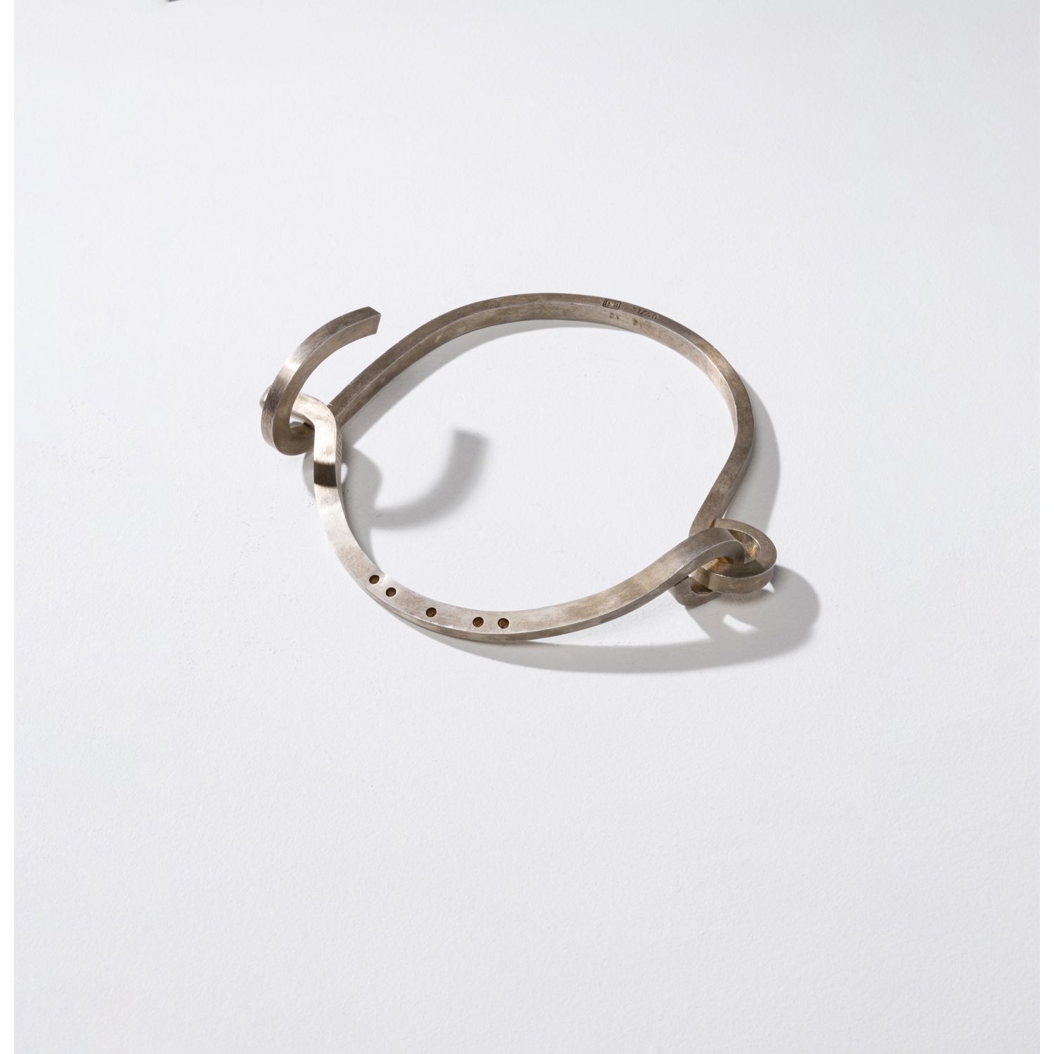 Null 
Louise Bourgeois (1911-2010)





Choker, 1940/1999-2003





Silver neckl&hellip;