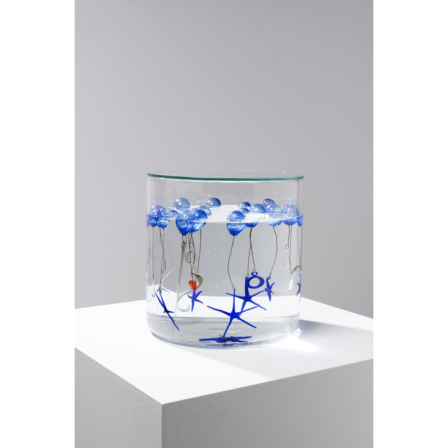 Null 让-米歇尔-奥托尼尔（生于1964年

泪水瓶，Lágrimas系列，2008年

玻璃、脱盐水、金属

高度：30厘米

直径：30厘米

出处： &hellip;