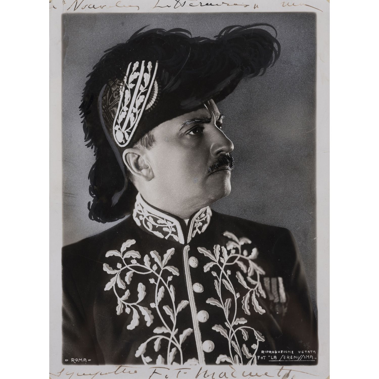 Null 菲利普-托马索-马里内蒂(1876-1944)

F.T.的画像穿着院士服装的马里内蒂，1935年

银色印刷品用丙烯酸增强

中心下方有签名，中心上&hellip;