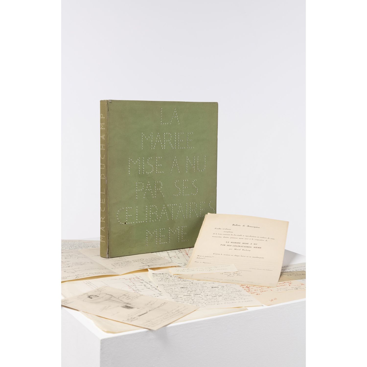 Null 马塞尔-杜尚 (1887-1968)

由其同伙组成的新婚夫妇，1934年

精装滑套，覆盖绿色麂皮，封面上有标题，包括93张纸质传真件

皮套内有铅&hellip;