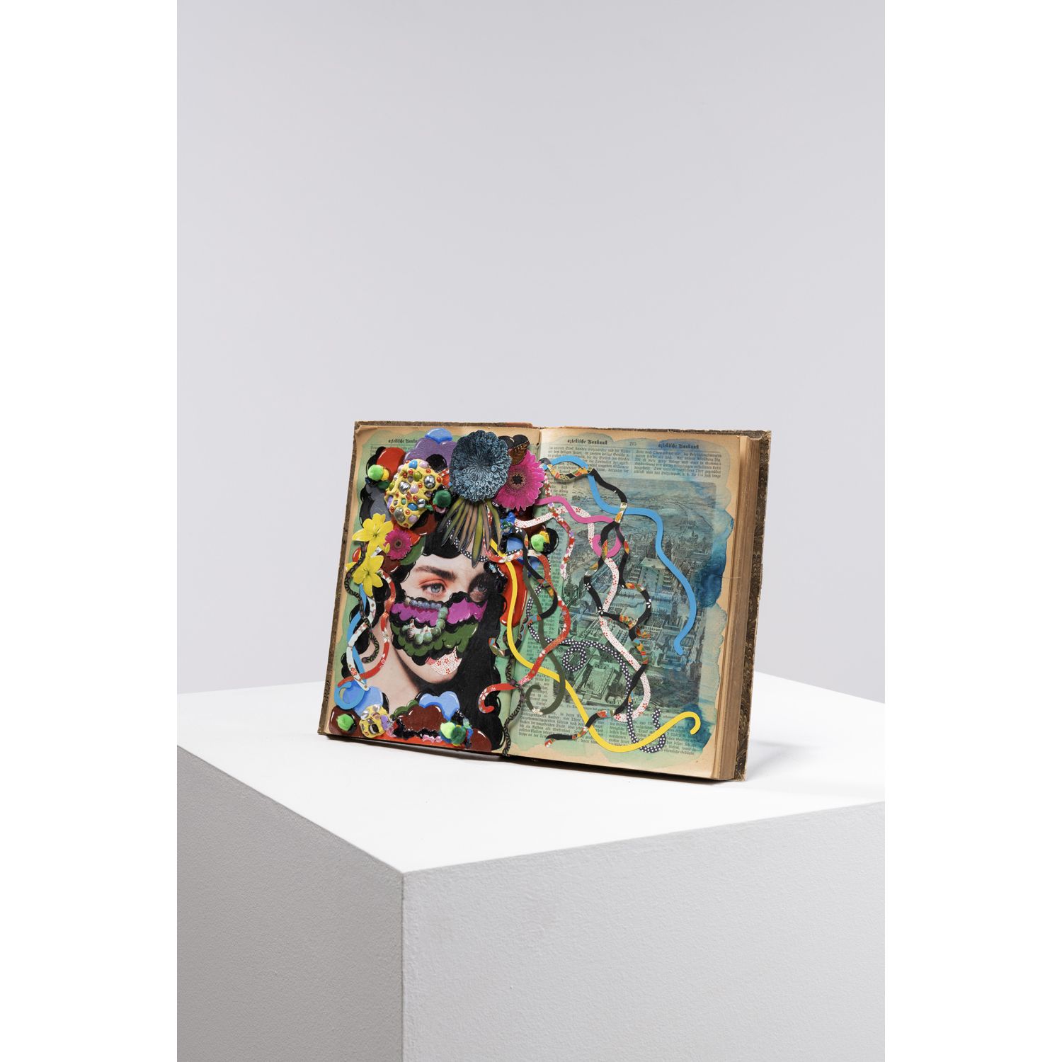 Null 艾丽西亚-帕斯（生于1967年

无题，（书画系列

旧书上的水粉画和拼贴画

独特的作品

25,5 x 35,5 x 3,5 cm

出处：- D&hellip;