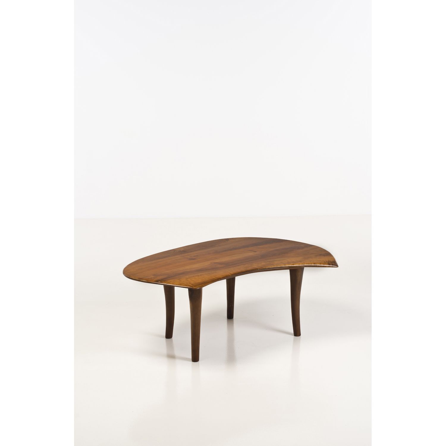 Null 沃顿-哈里斯-埃舍利克(1887-1970)

咖啡桌 - 独特的作品

樱桃木

签名 "W.E"，日期 "1970"。

创建于1970年的模型
&hellip;