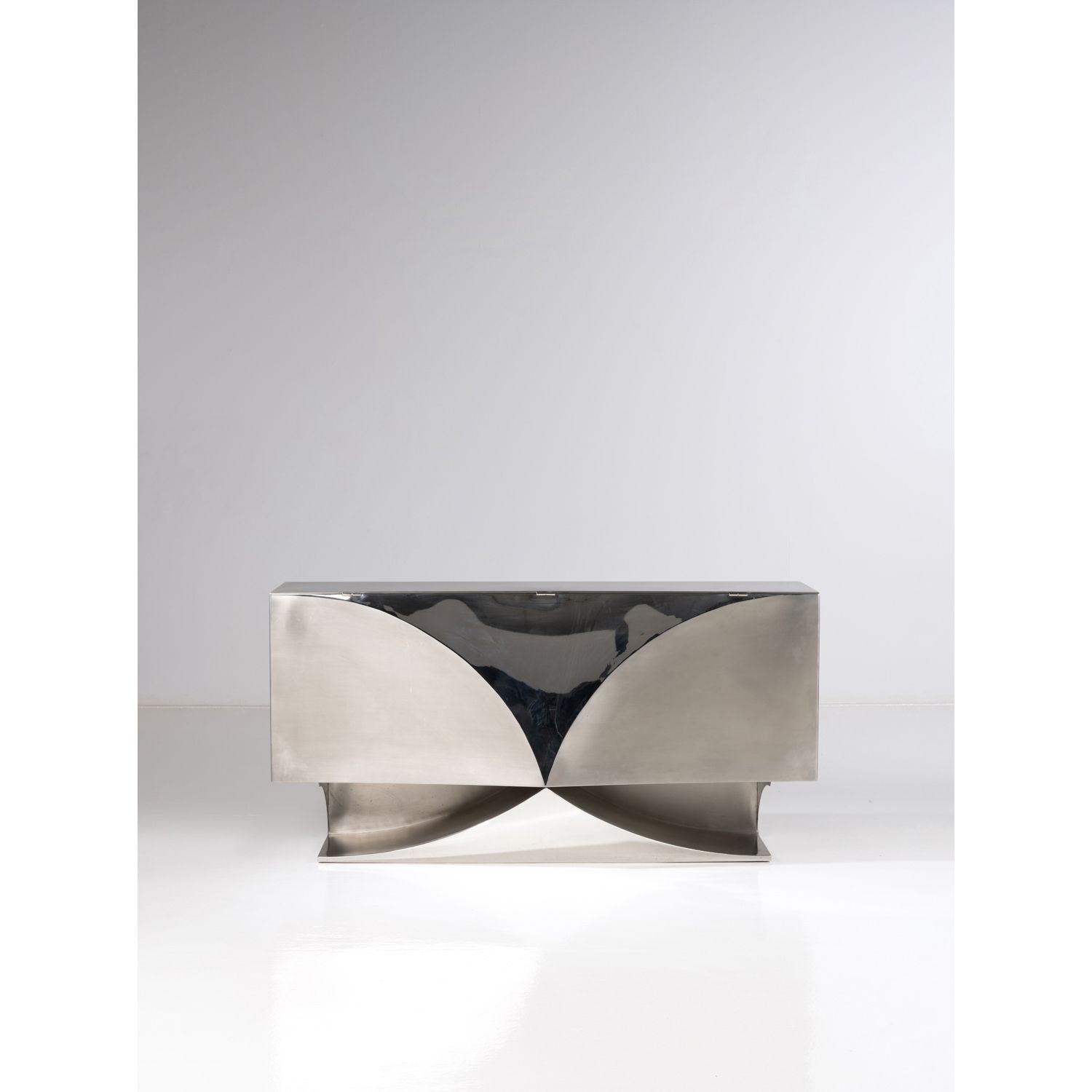 Null 莫里斯-马蒂（20-21岁）

边柜--独特的作品

不锈钢

模型创建于2008年

高90×宽180×深40厘米

出处 :

- Martel-&hellip;