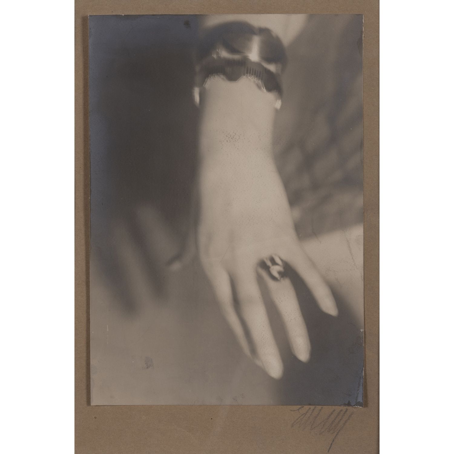 Null Germaine Krull (1897-1985)

Senza titolo

Stampa argento su carta

Firmato &hellip;