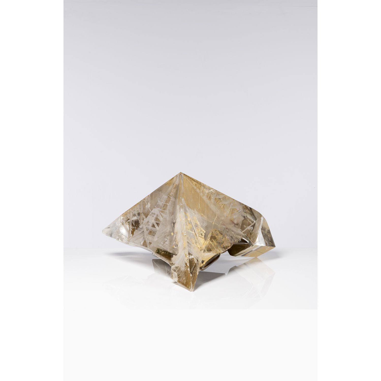 Null 莫尼克-罗赞尼斯（生于1936年

金字塔和黄金, 2003

有机玻璃中的金字塔形雕塑，内含金箔纸

背面有签名

独特的作品

高47×宽62×深&hellip;