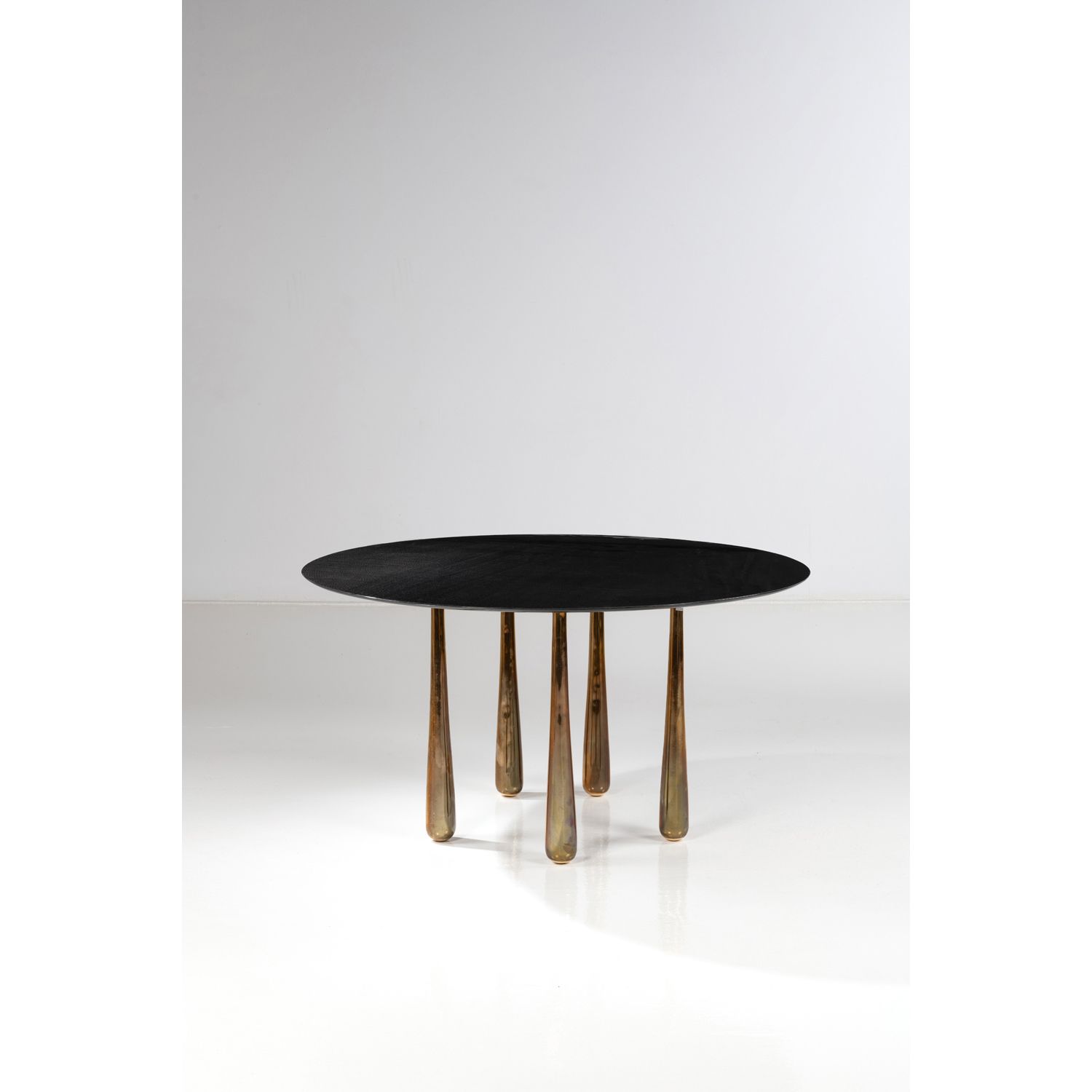Null 帕特里克-纳加尔（生于1946年

桌子--独特的作品

碳纤维和青铜

模型创建于2010年

高75 × 直径140厘米