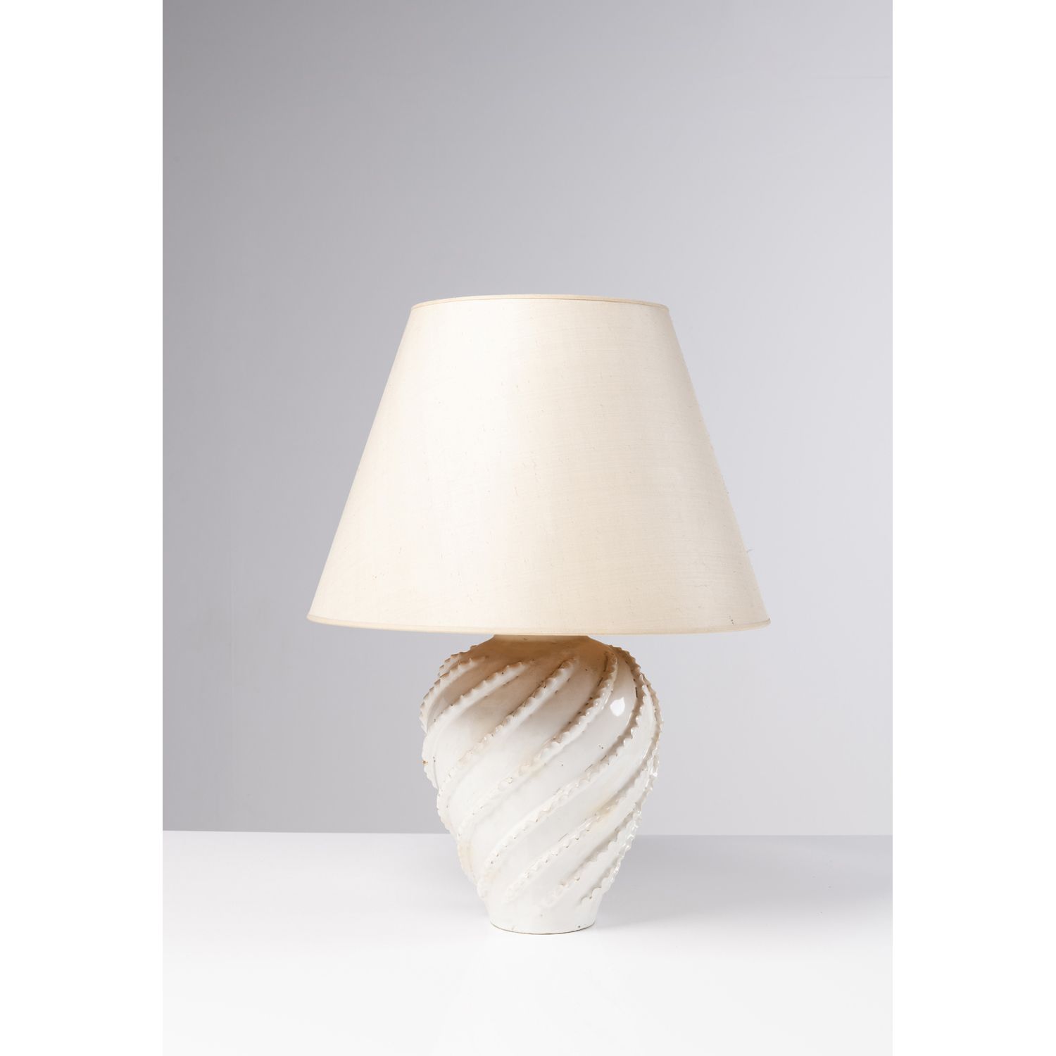 Null 法国作品（20世纪

台灯，约1950年

釉面陶瓷和纺织品

高61 × 直径46厘米