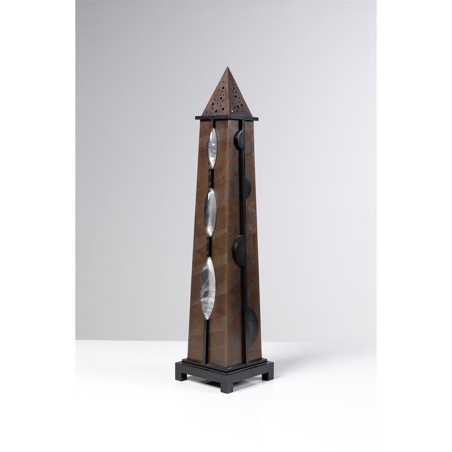Null 安德烈-杜布罗伊(André Dubreuil) (生于1951年)

方尖碑灯--独特的作品

(一对中的一部分)

雕刻的铜，凸圆形宝石和岩石水晶&hellip;