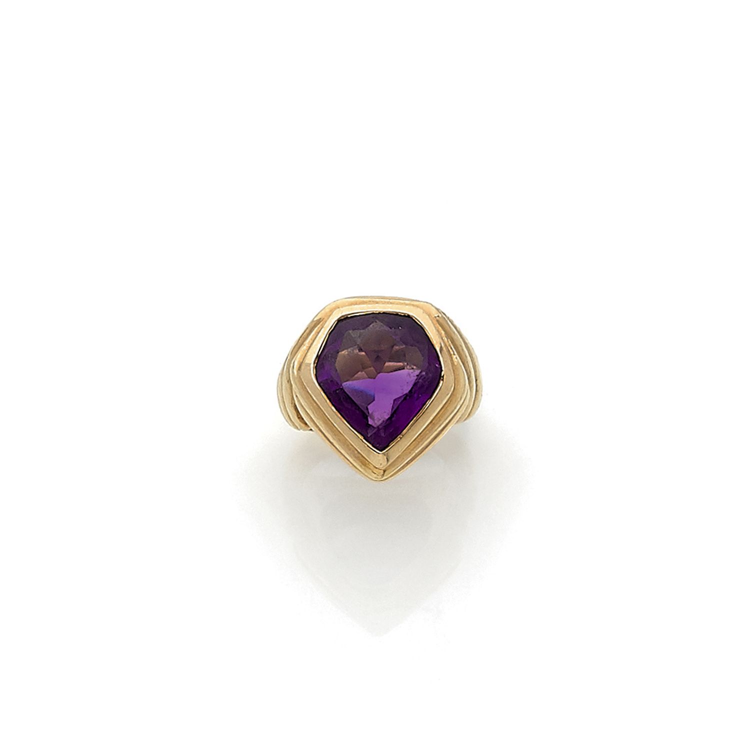Null BULGARI

1980s-90s

Ring in 18K gadrooned yellow gold (750‰), adorned

with&hellip;