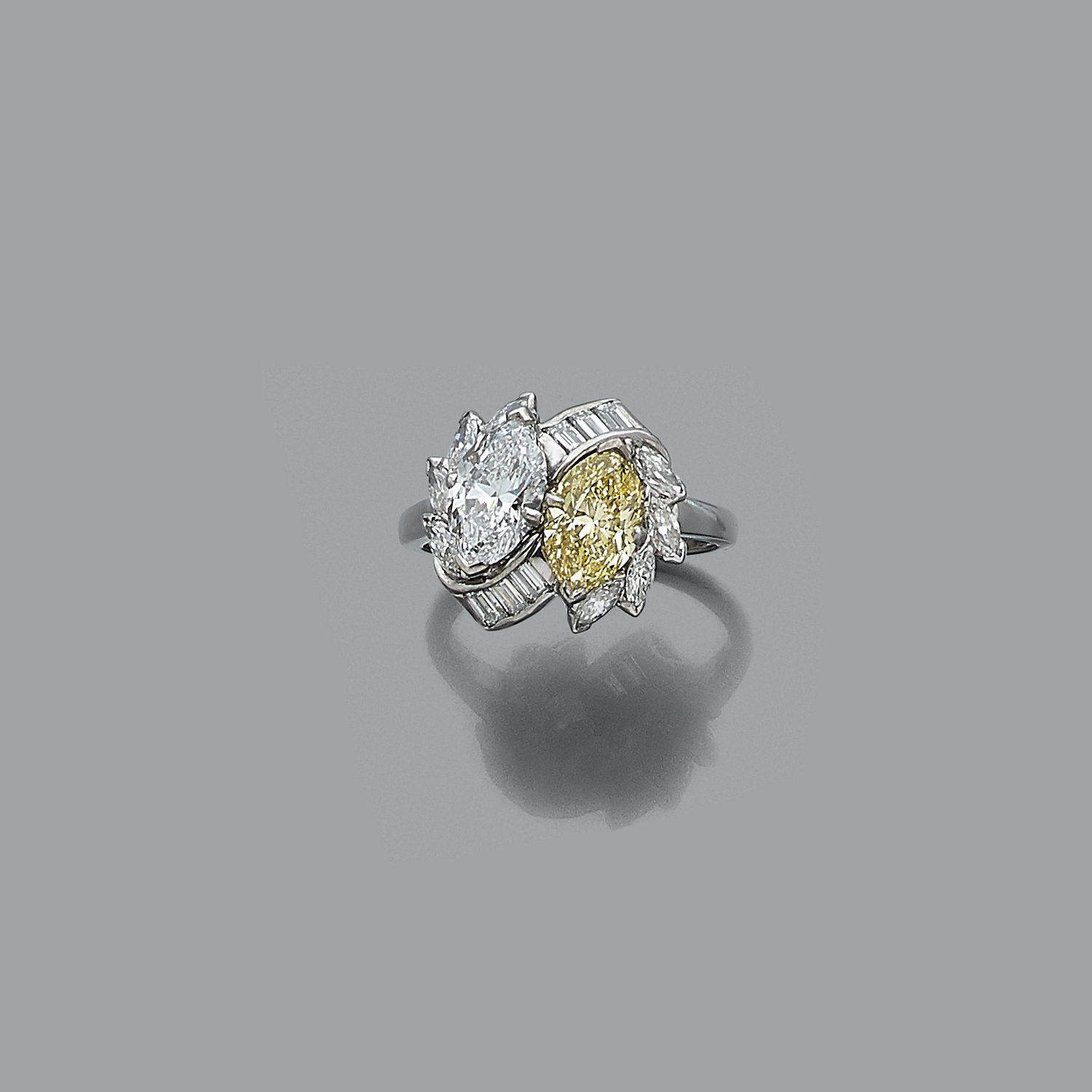 Null 铂金戒指 "你和我"，镶嵌两颗脐带钻石，一颗白钻1.06克拉（D-VVS2-无荧光），一颗炫彩黄钻1.14克拉（VVS1），镶嵌在长方形和脐带钻石上。&hellip;