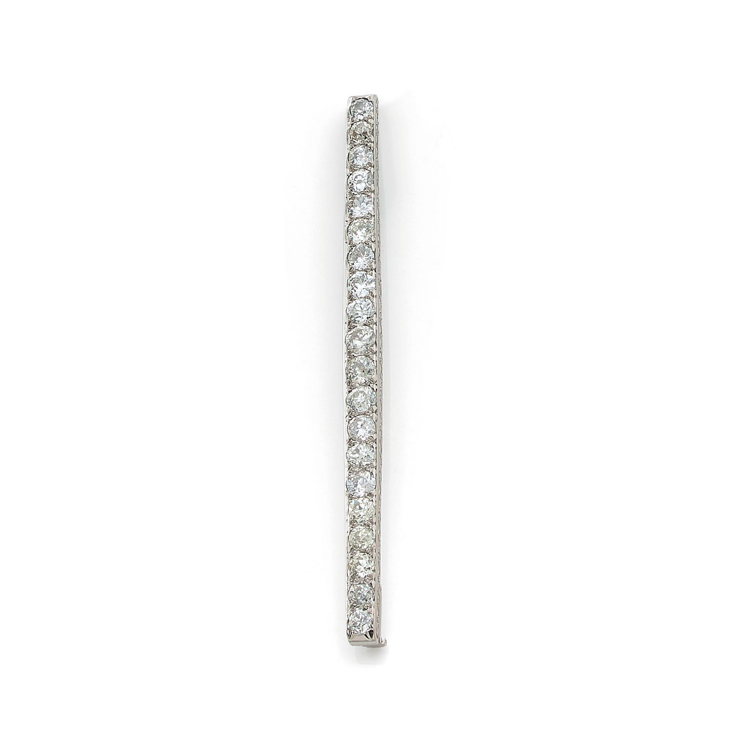 Null 铂金(850‰)雕刻胸针，镶有一排大小不一的老式切割钻石

长度：8.5厘米

毛重：9克