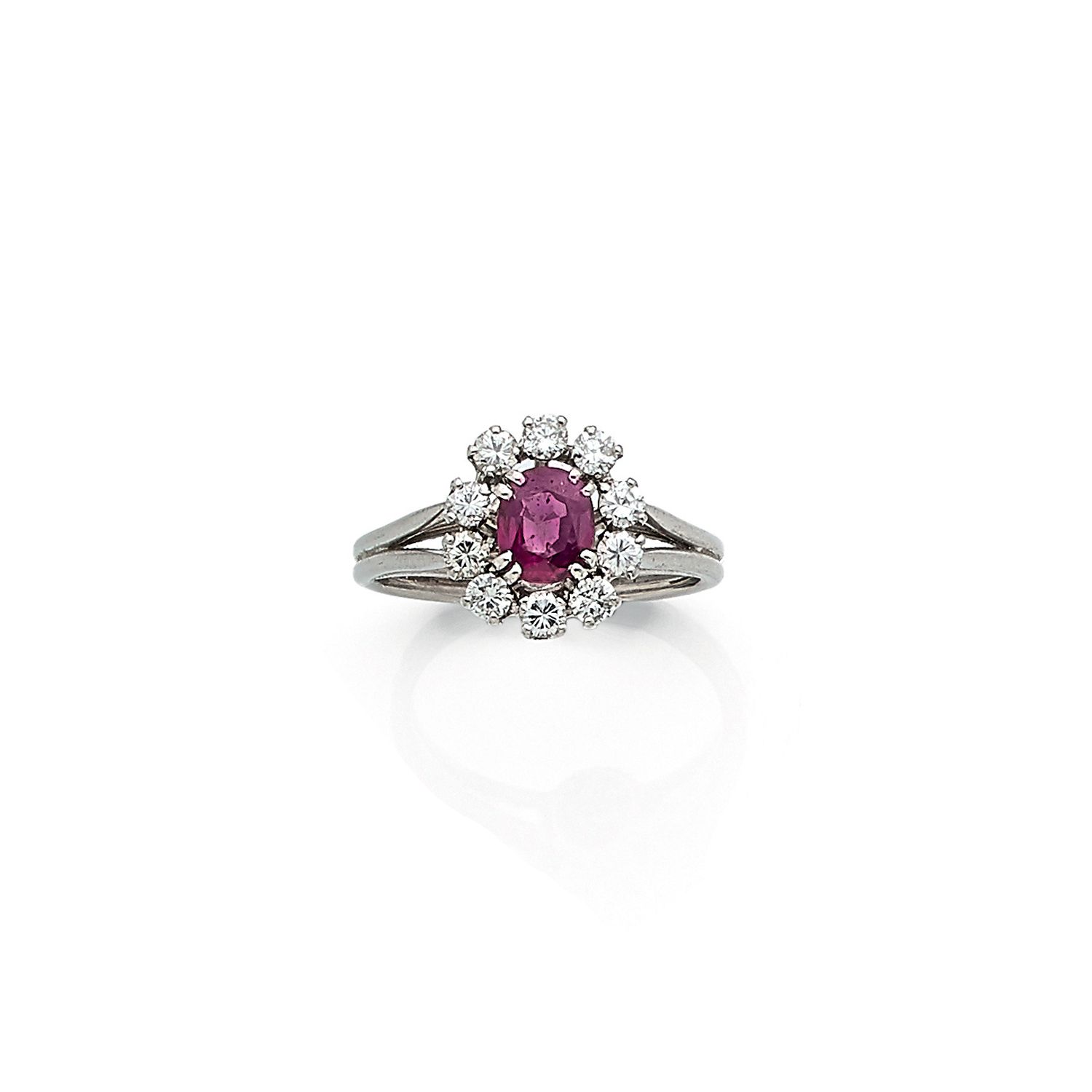 Null 铂金(850‰)菊花戒指，镶嵌着一颗约1克拉的椭圆形红宝石，周围环绕着圆形钻石。

Tdd : 55,5

毛重：6.3克