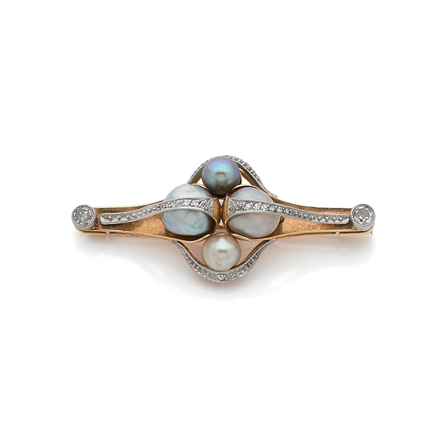 Null 1920-25年代的法国作品

一枚18K（750‰）黄金和铂金（850‰）的胸针，装饰着四颗巴洛克式的养殖珍珠和老式切割钻石，其中两颗靠近末端。

&hellip;