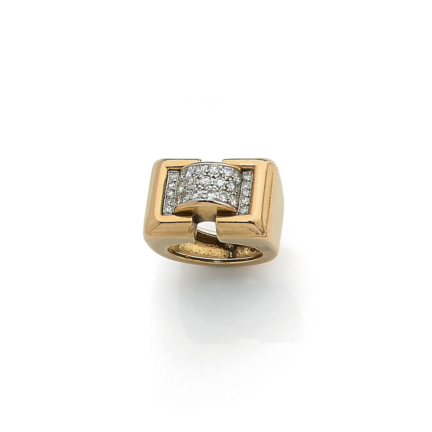 Null 1940-45年的法国作品

18K（750‰）黄金镶嵌 "Pont "图案的女式签名戒指，上面镶嵌着钻石

梯度 : 45

毛重：10.5克