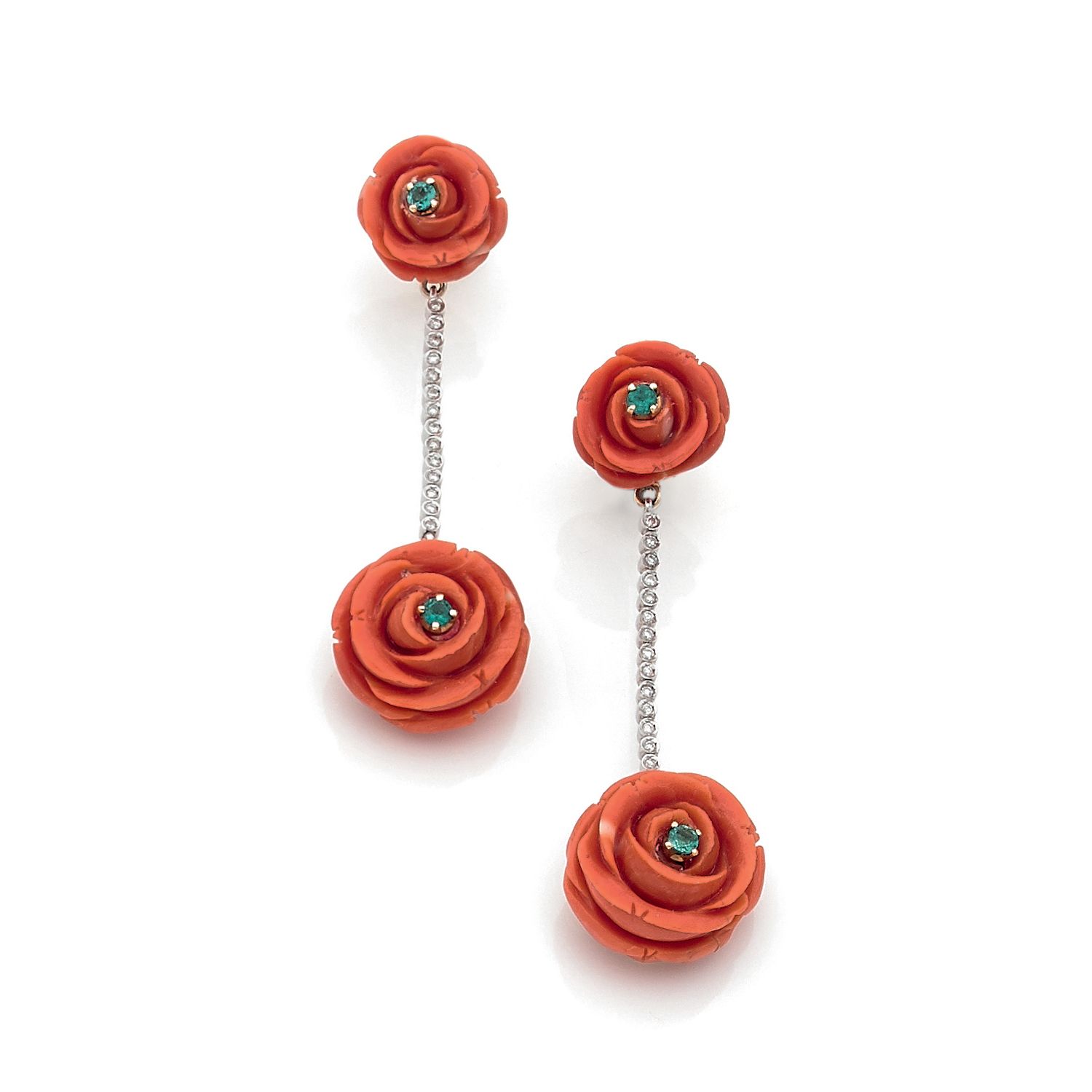 Null 一对18K(750‰)黄金长耳环，形状为雕刻的珊瑚玫瑰，其中一个是吊坠，以绿宝石为中心，由一条装饰有密镶钻石的链子相连

可能是意大利的作品

长度 &hellip;