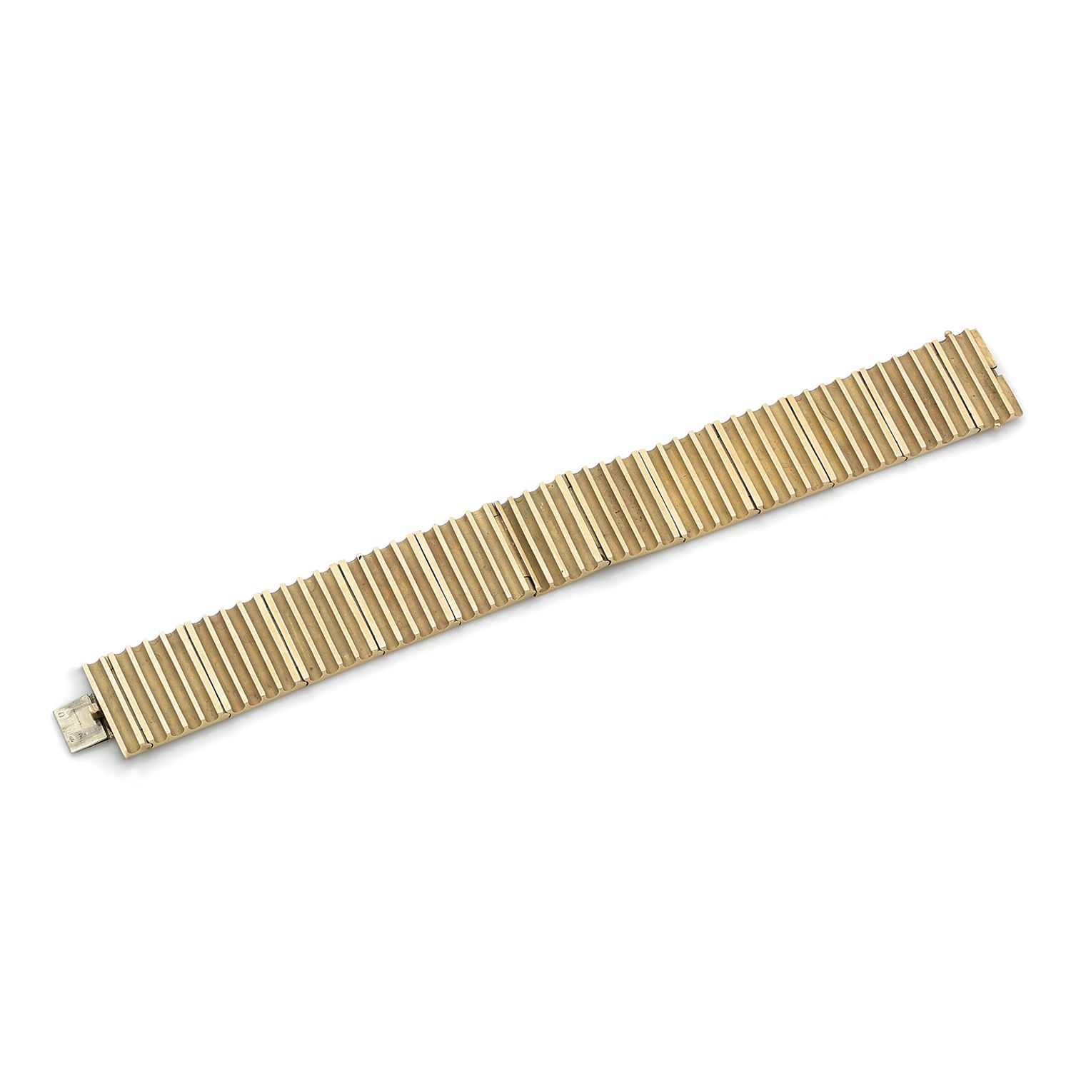 Null 18K（750‰）黄金光滑和缎面处理的丝带手镯，由12个衔接的凹槽图案组成，其中一个隐藏了扣子（一个图案有小的变形）

1970年代的作品

尺寸：1&hellip;
