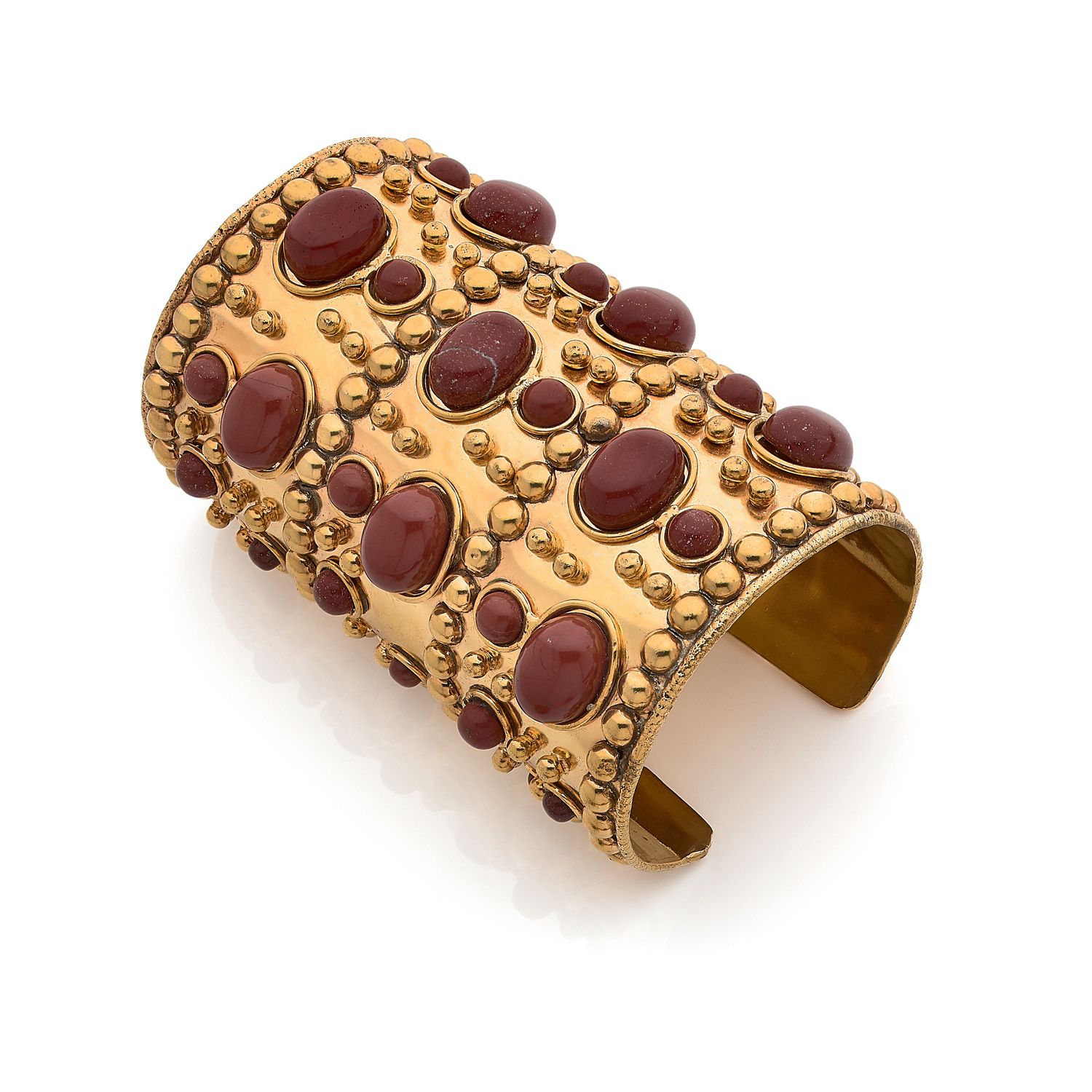 Null 西尔维娅-托莱达诺（生于1958年）

独特的作品

镀金黄铜手镯，镶有钉子的装饰和红色碧玉凸圆形宝石

签名

长度 : 10,3 cm

直径: &hellip;