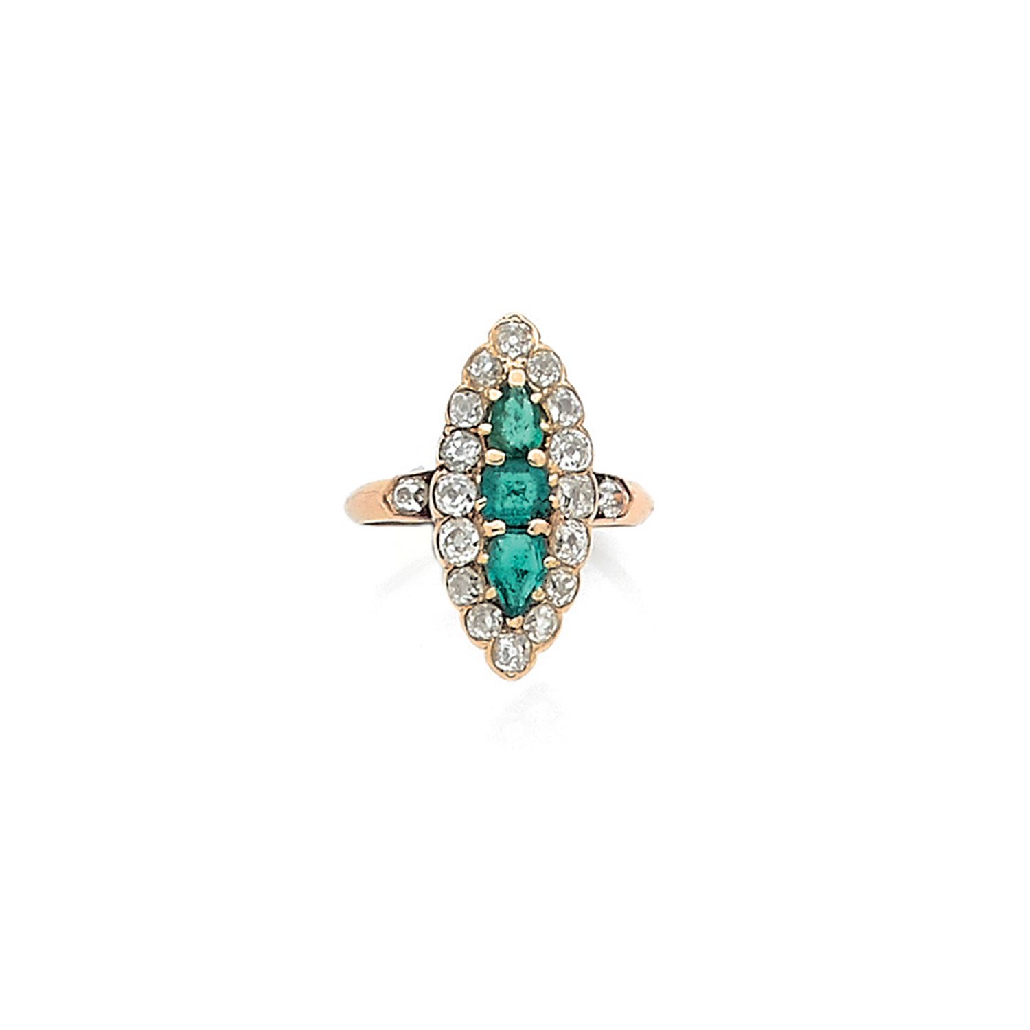 Null 一枚18K(750‰)黄金 "马奎斯 "戒指，镶有祖母绿，一颗圆形和两颗梨形祖母绿在钻石的环绕下。

轮胎 : 52,5

毛重 : 3,4 g