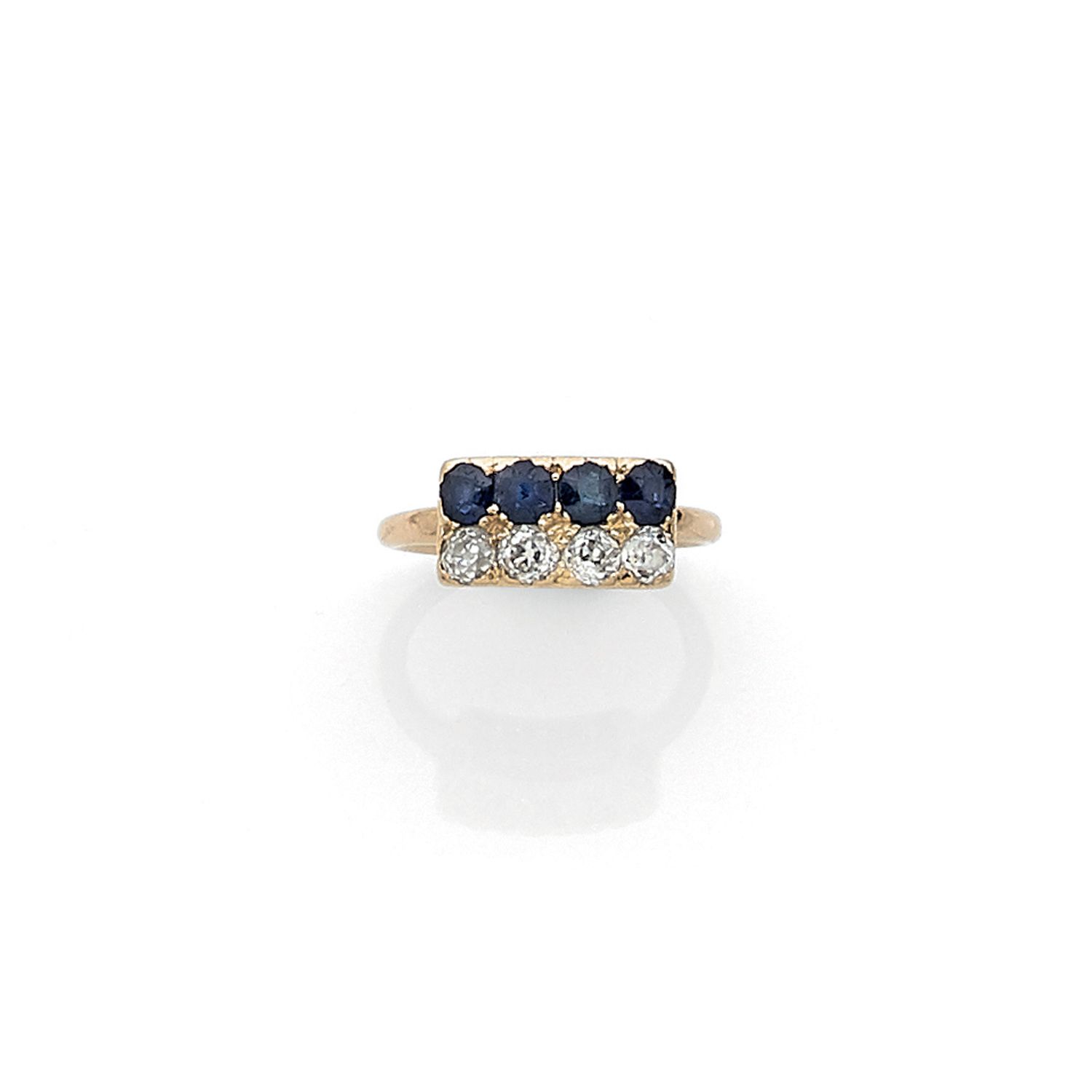 Null 一枚18K（750‰）黄金戒指，镶嵌着一排蓝宝石和一排圆钻。

梯度 : 51

毛重：3.8克