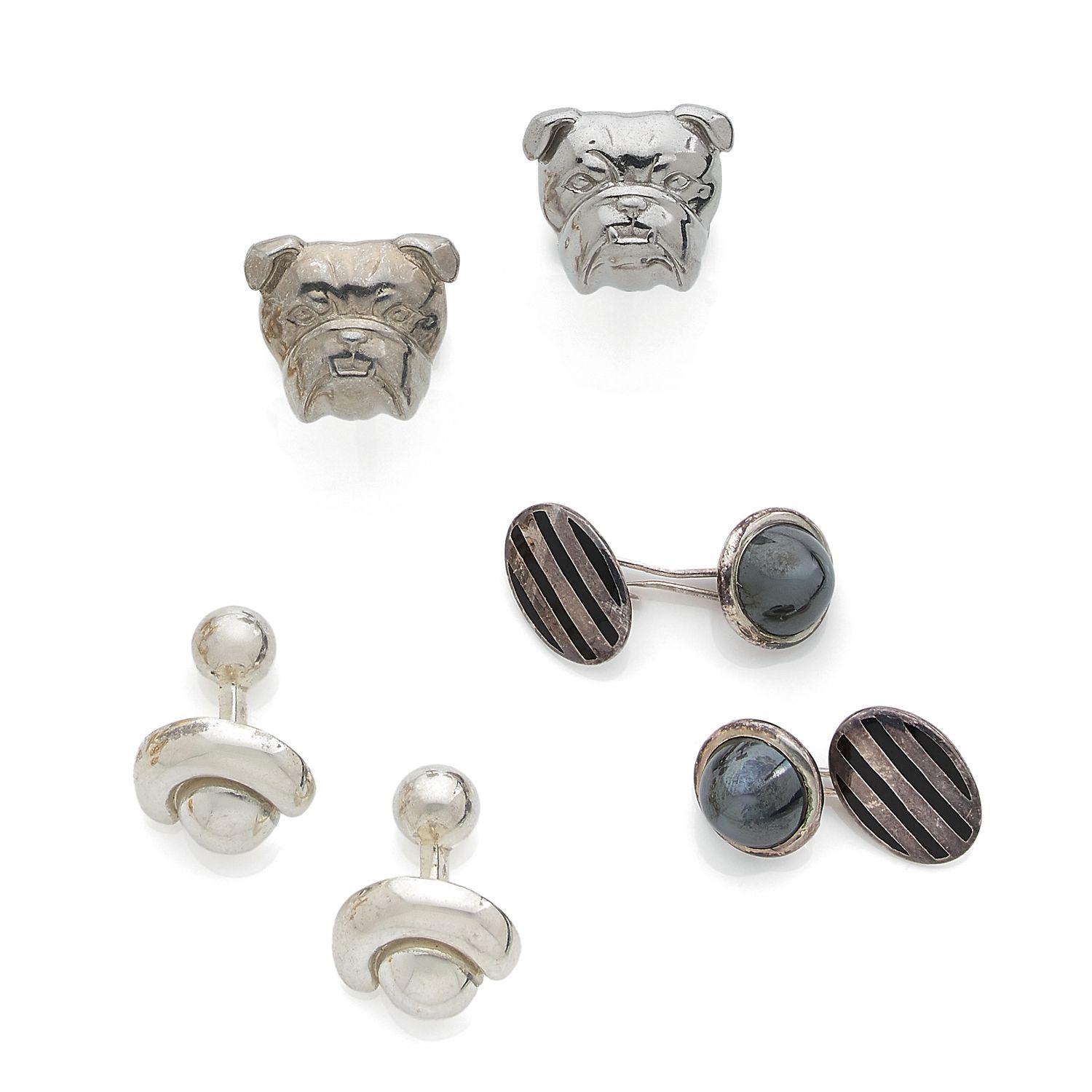 Null Arthus Bertrand

三对银质袖扣（925‰）："牛头"、"半月 "和 "椭圆"，由涅罗银和凸面赤铁矿制成。

毛重 : 60,8 g