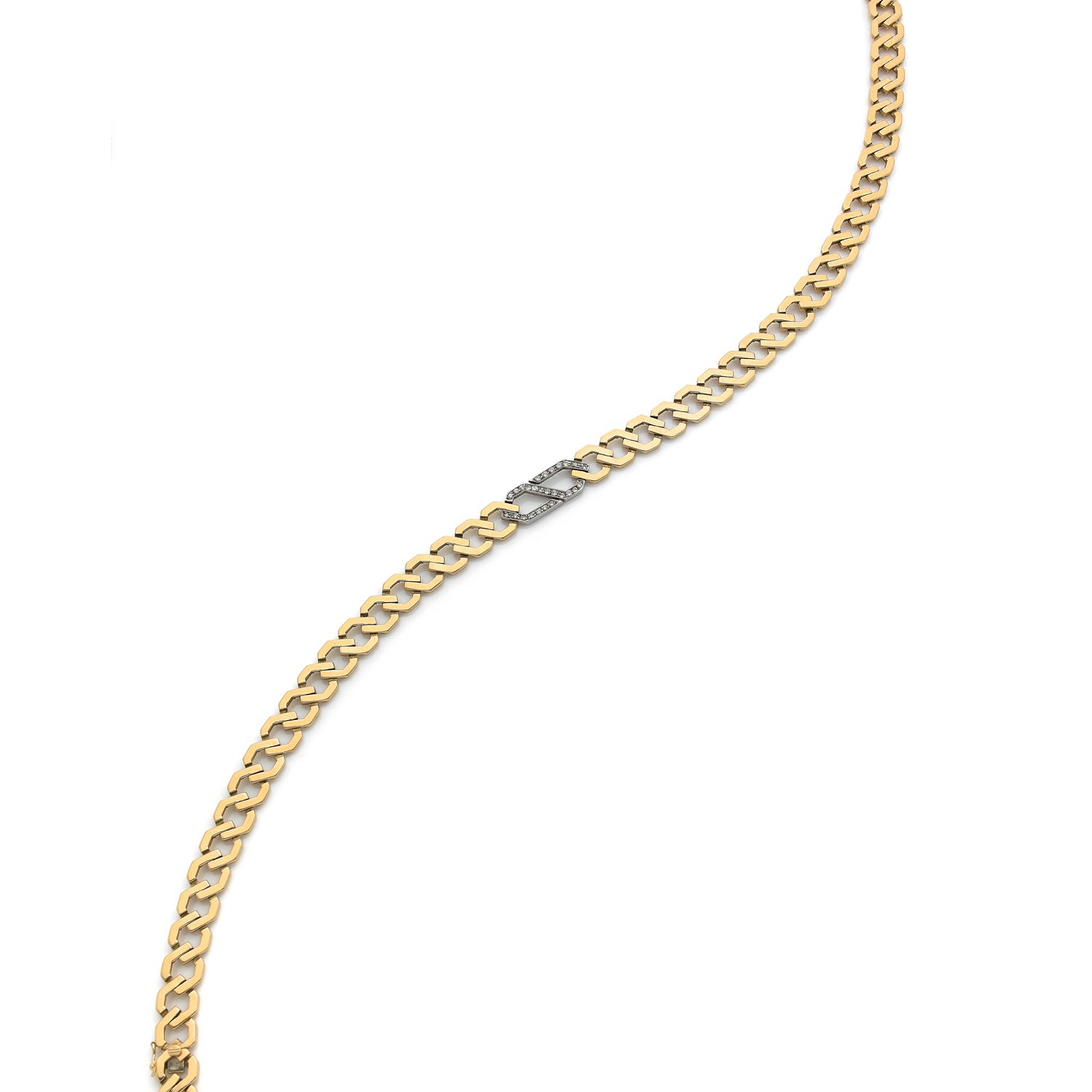 Null 18K（750‰）金双色扁形链环项链，六角形，中间装饰有钻石铺成的链环图案

意大利80年代的作品

总长度（两种可能的长度）：41厘米

毛重：63&hellip;