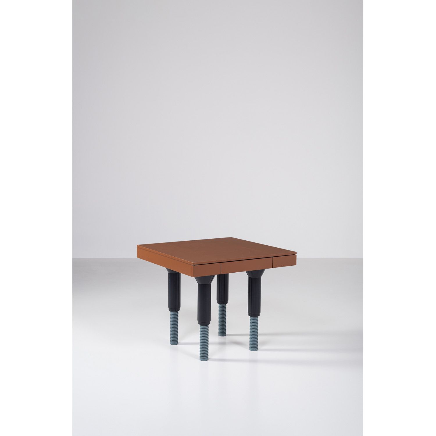 Null 内田茂 (1943-2016)

8月 "抽屉桌

漆面木材

模型创建于1989年

高70×宽80×深80厘米

出处：专为《中国日报》设计并制作&hellip;