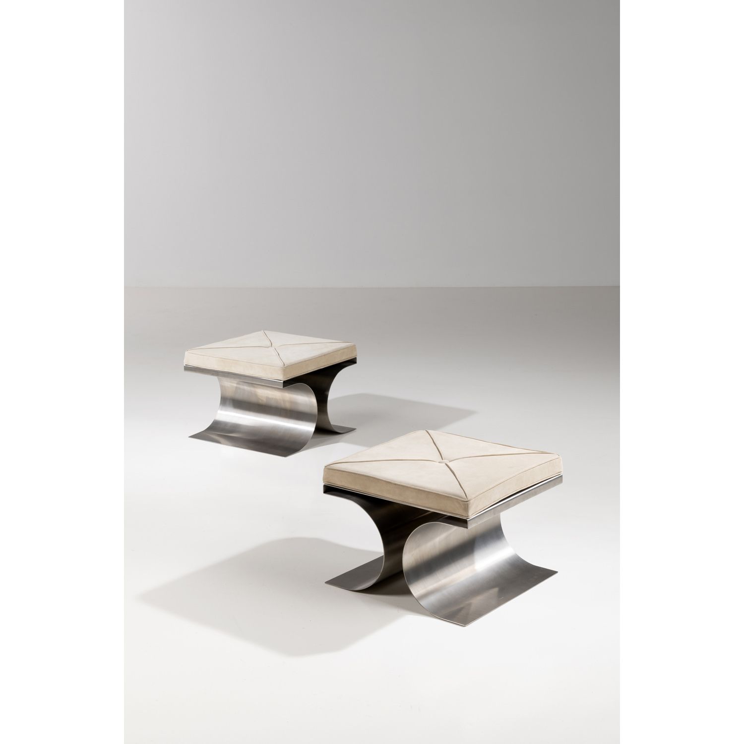 Null 米歇尔-博耶（1935-2011）

X

一对凳子

不锈钢和皮革

鲁夫版

创建于1968年的模型

高37×宽50×深50厘米

可以向买方提&hellip;
