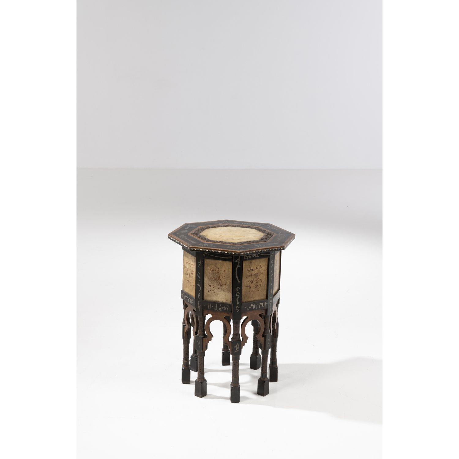 Null 卡洛-布加迪 (1856-1940)

边桌

碳化木、羊皮纸、黄铜和石头

1900年左右设计

高60×宽45×深45厘米