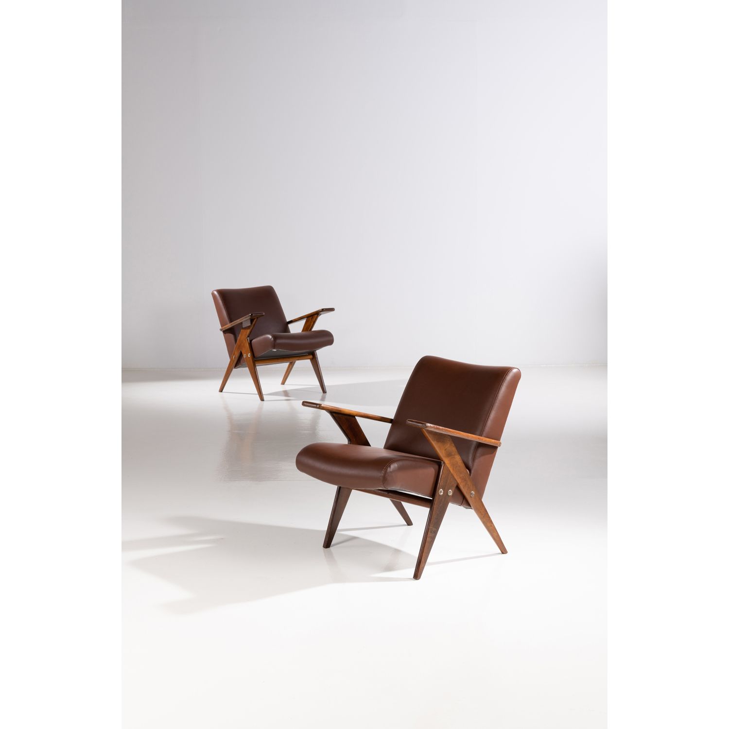Null ƒ Jose Zanine Caldas (1919-2001)

Paire de fauteuils

Bois d'imbuia et cuir&hellip;