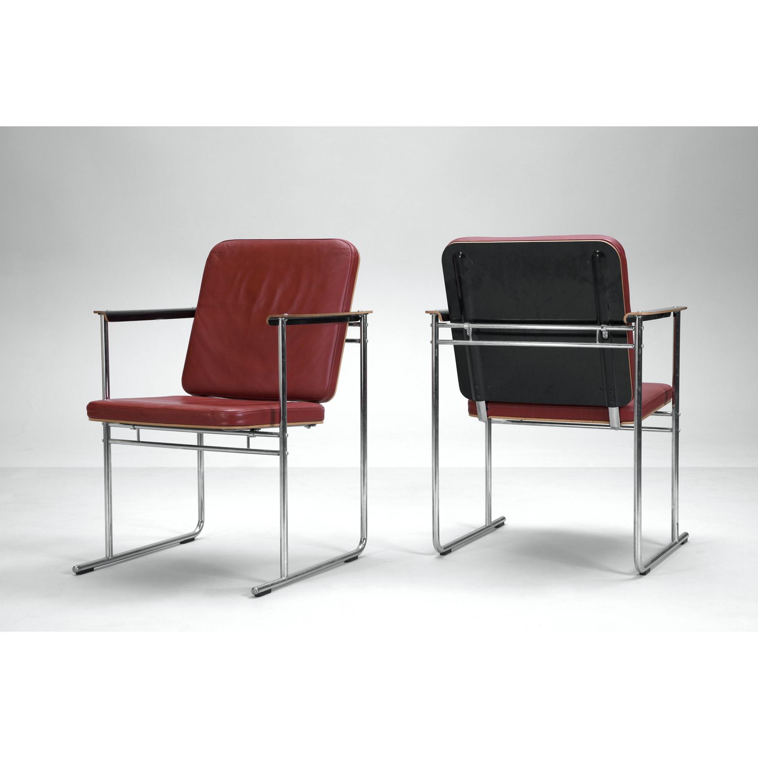 Null 伊尔约-库卡波罗（生于1933年）

一对扶手椅

镀铬金属、皮革和胶合层压木材

阿瓦特版

设计于20世纪80年代

高87×宽60×深5厘米