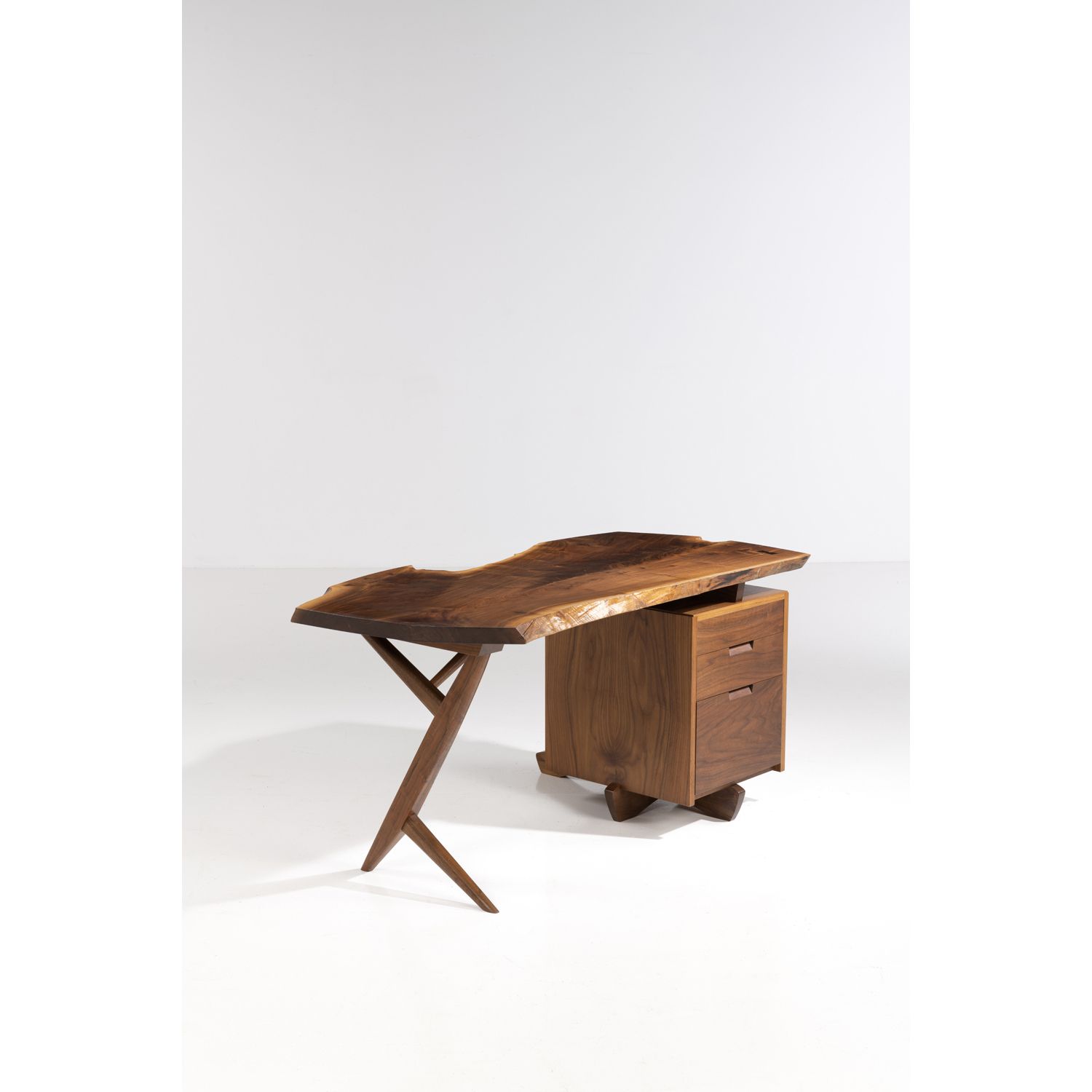 Null 中岛乔治 (1905-1990)

圆锥体办公桌

办公桌

胡桃木

顶部热刻 "中岛 "和 "SAKURA MADE IN JAPAN"。

樱花&hellip;