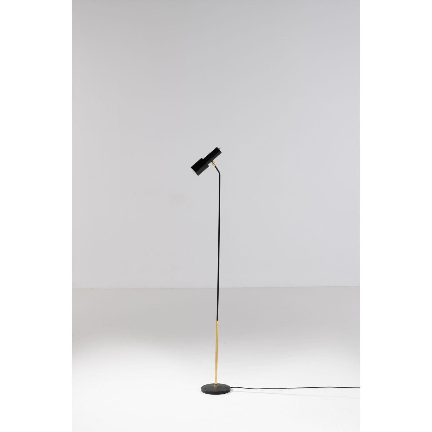 Null Fontana Arte (20th c.)

Model n° 1968

Floor lamp

Lacquered metal, brass a&hellip;