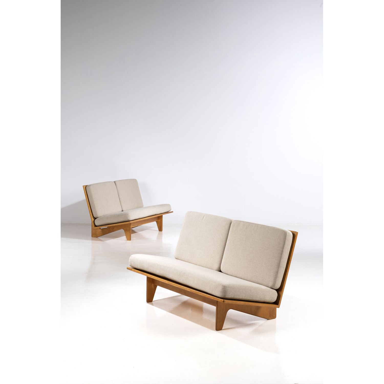 Null 伊尔马利-塔皮奥瓦拉(1914-1999)

一对沙发

榉木胶合板和纺织品

1955年左右设计

高75.5 × 宽140 × 直径73厘米

出&hellip;