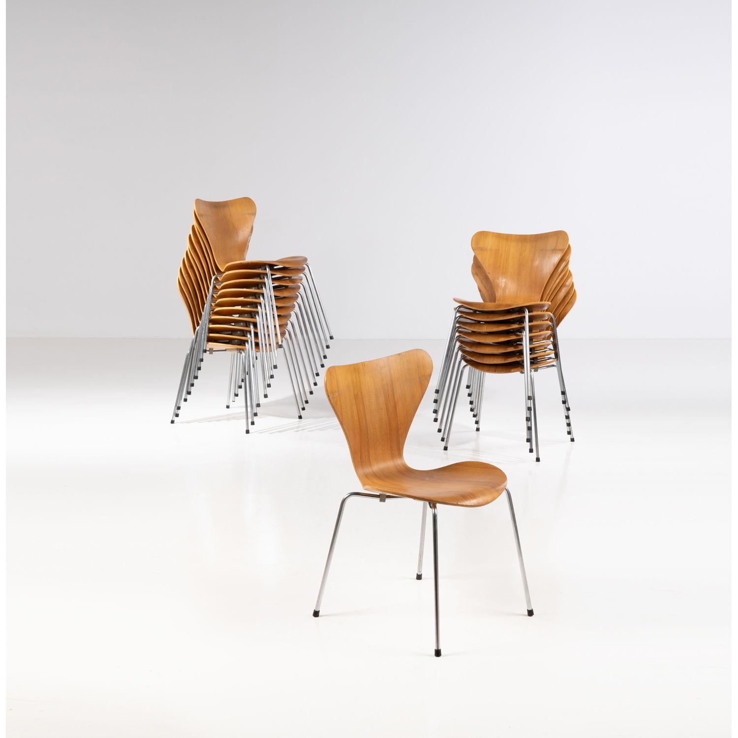 Null Arne Jacobsen (1902-1971)

Modell Nr. 3107

Suite aus achtzehn Stühlen

Kie&hellip;