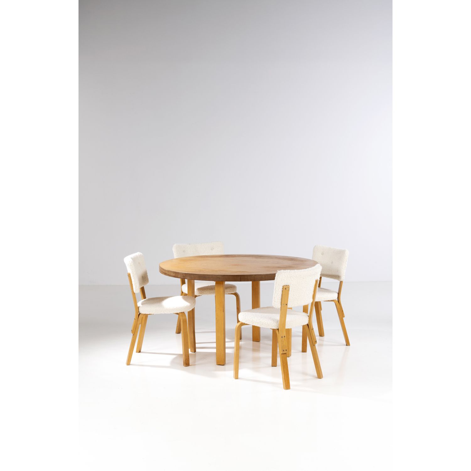 Null Alvar Aalto (1898-1976)

Set of one table and four chairs

Varnished birch &hellip;